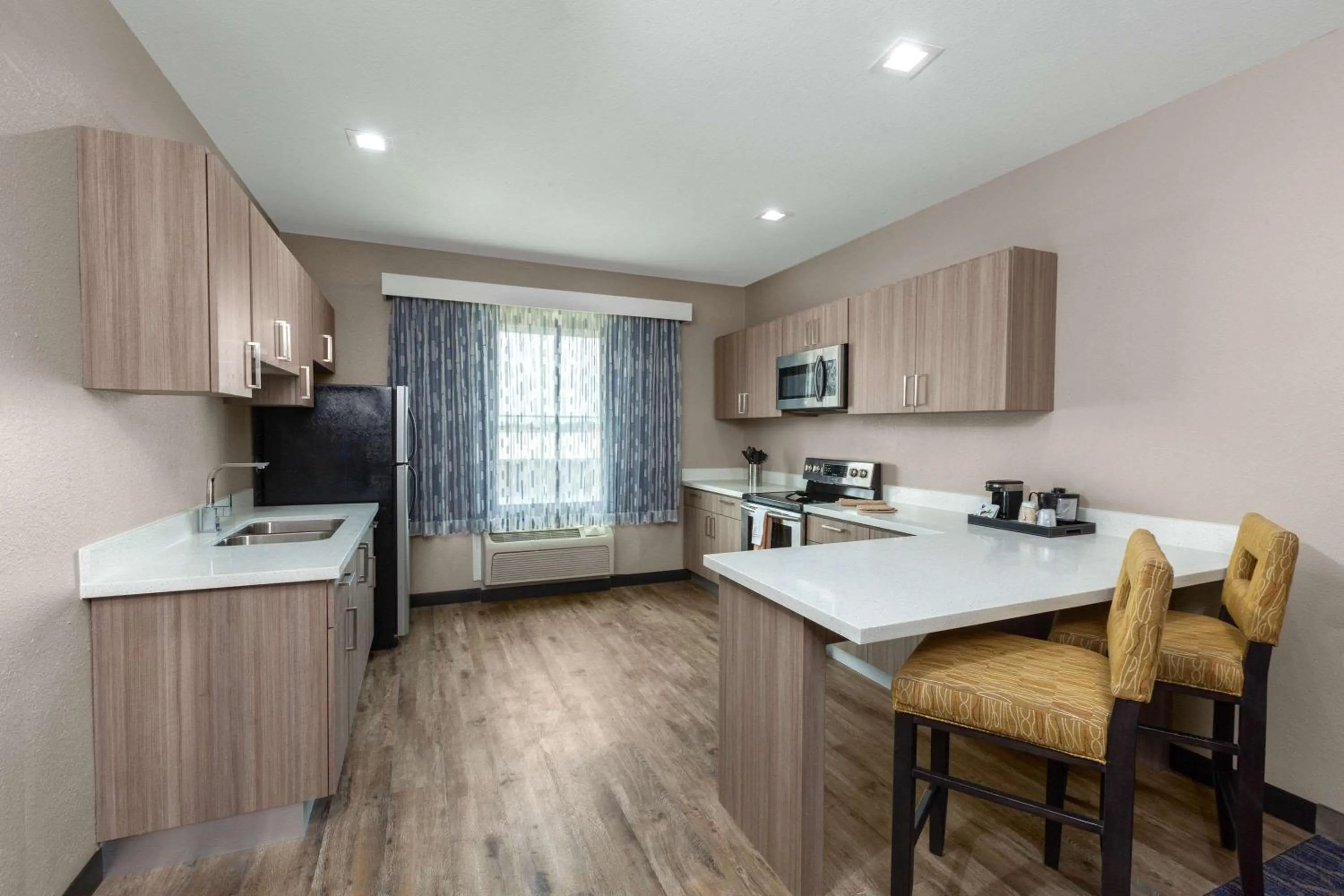 Kitchen or kitchenette in La Quinta by Wyndham Houston Channelview