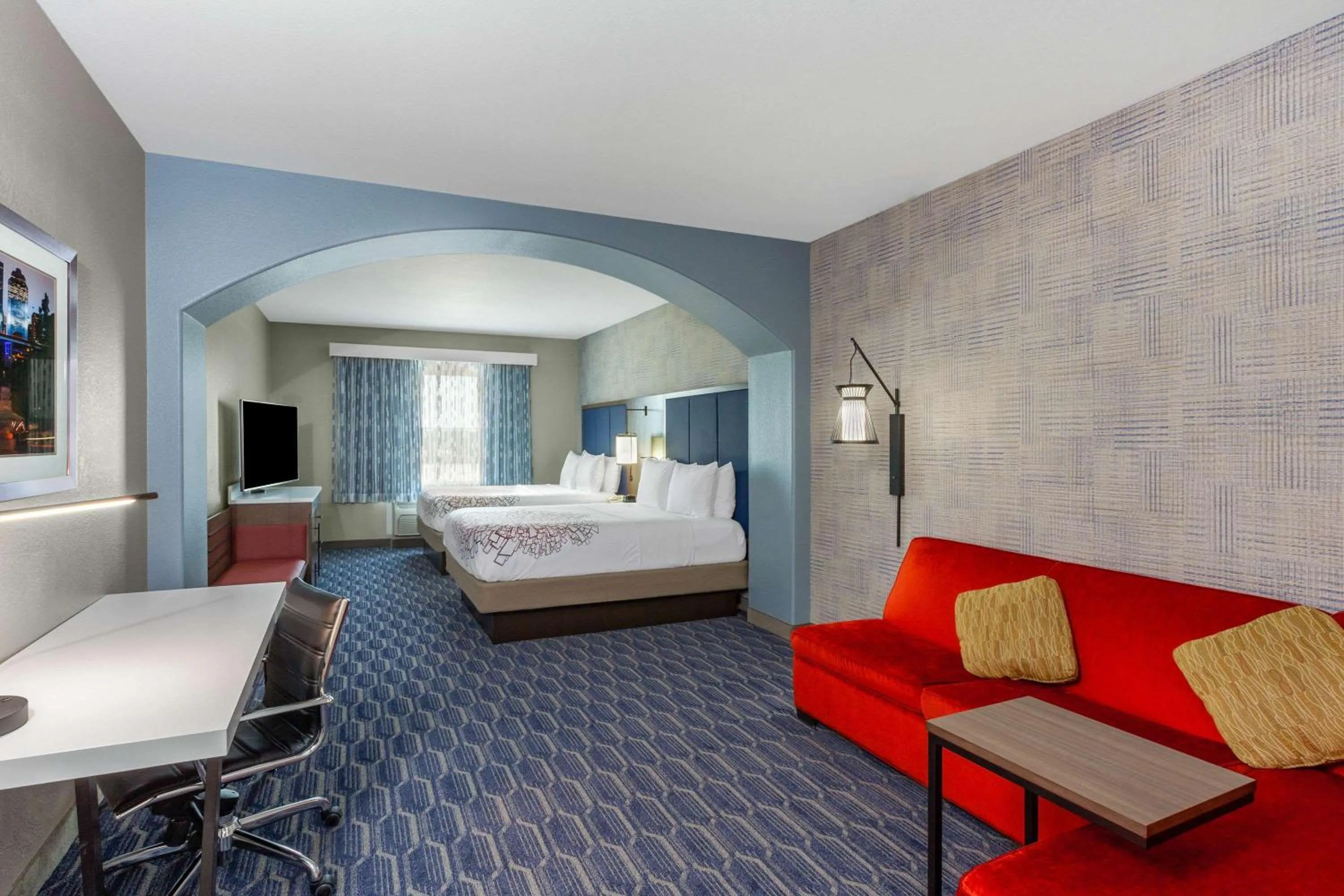 Photo of the whole room, Bed in La Quinta by Wyndham Houston Channelview