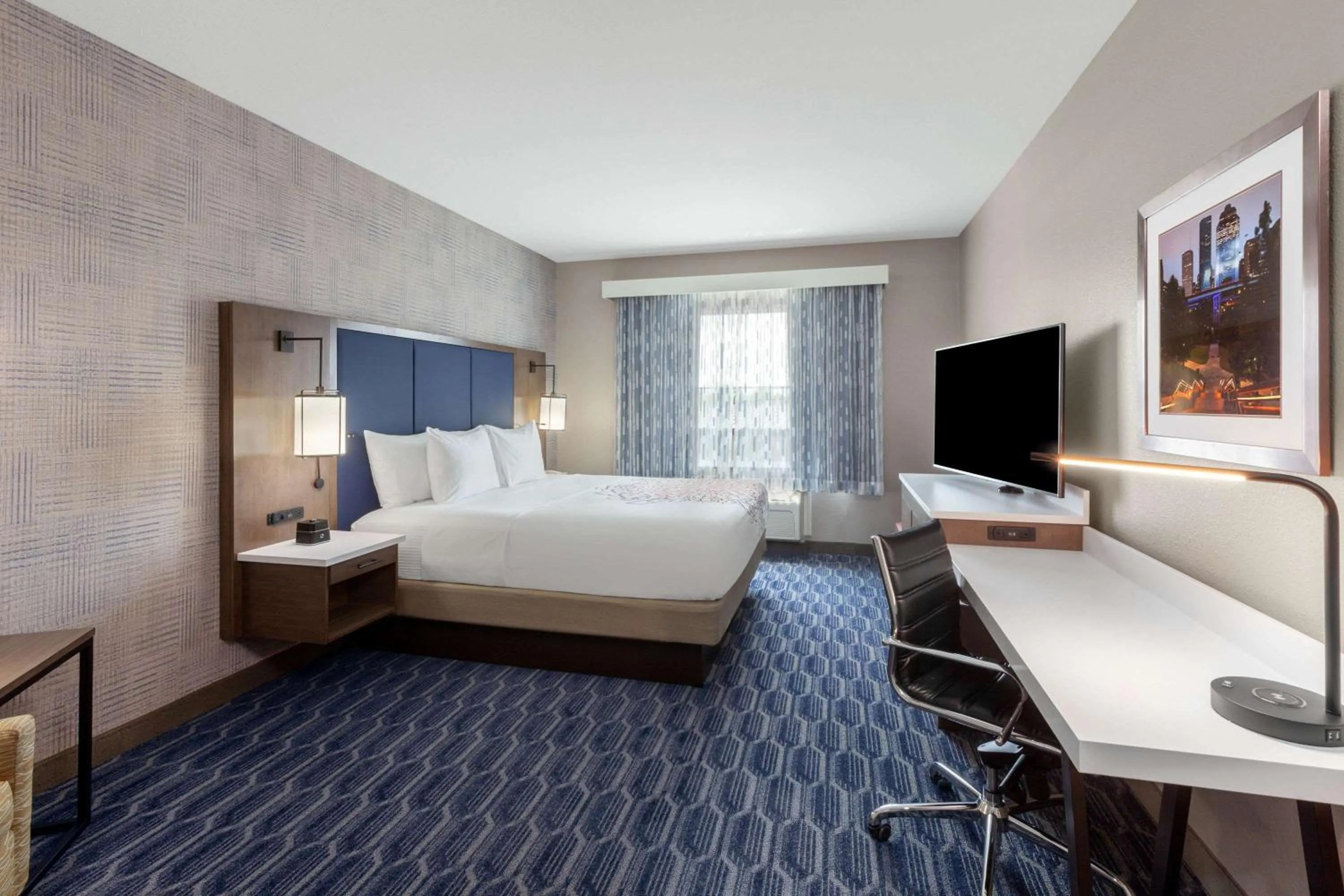 Photo of the whole room, Bed in La Quinta by Wyndham Houston Channelview