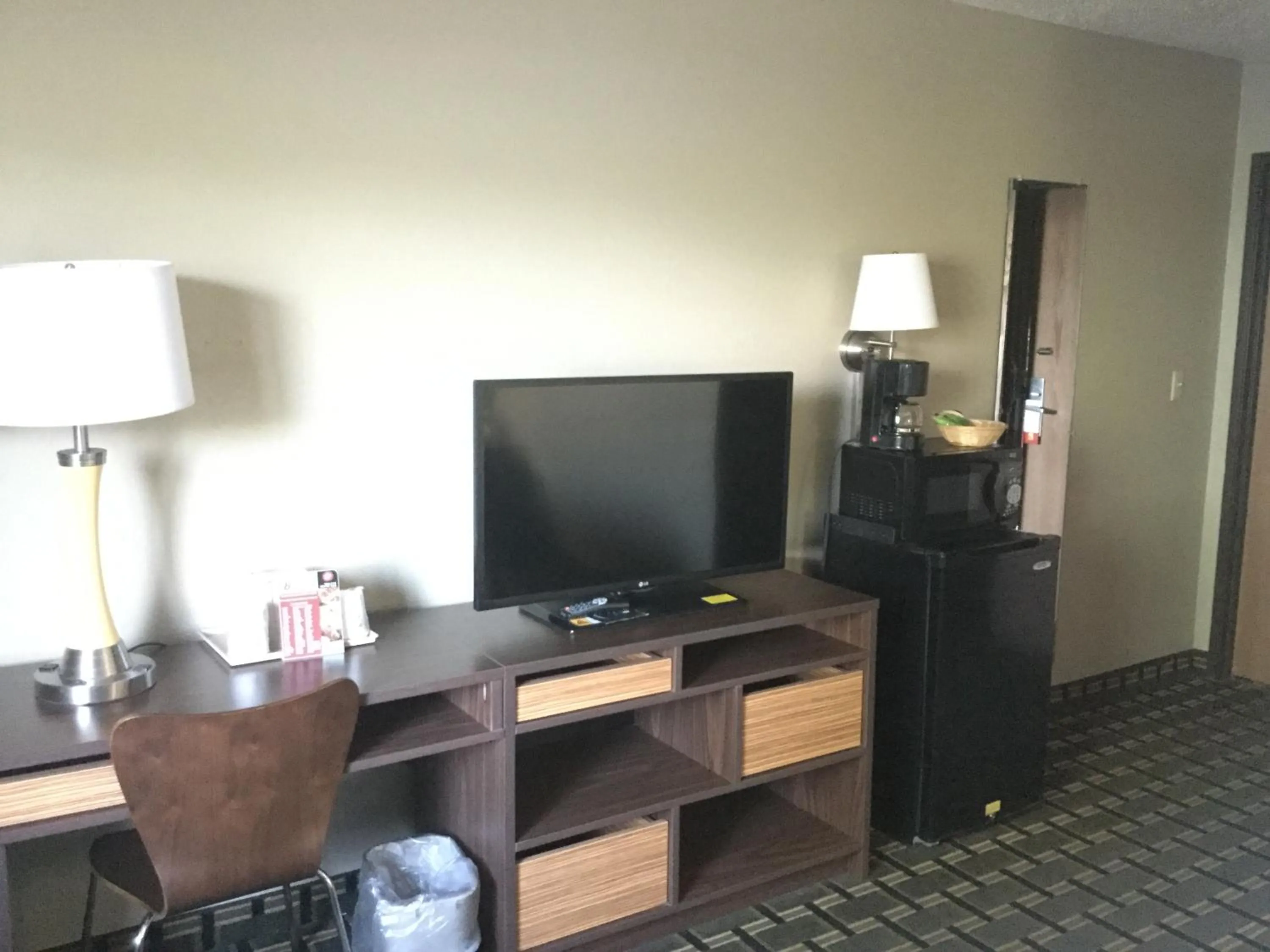 TV and multimedia in Super 8 by Wyndham Youngstown/Austintown