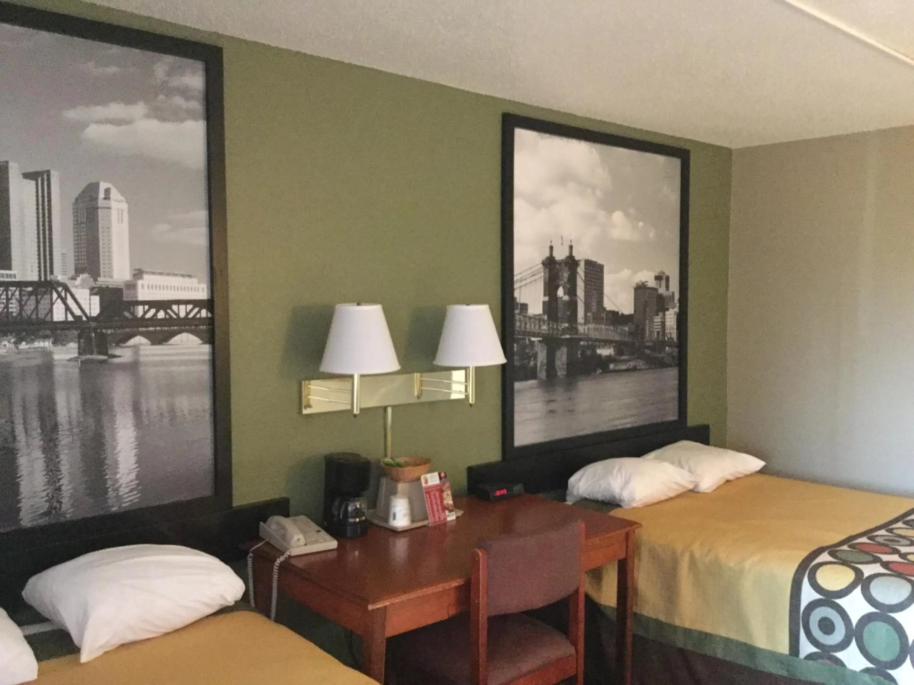 Bedroom, Bed in Super 8 by Wyndham Youngstown/Austintown