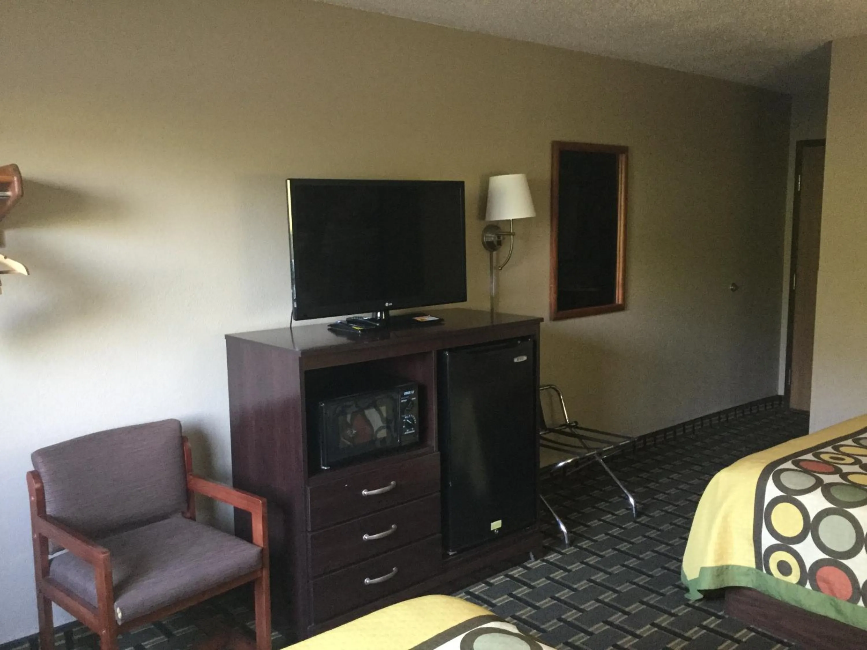 TV and multimedia in Super 8 by Wyndham Youngstown/Austintown