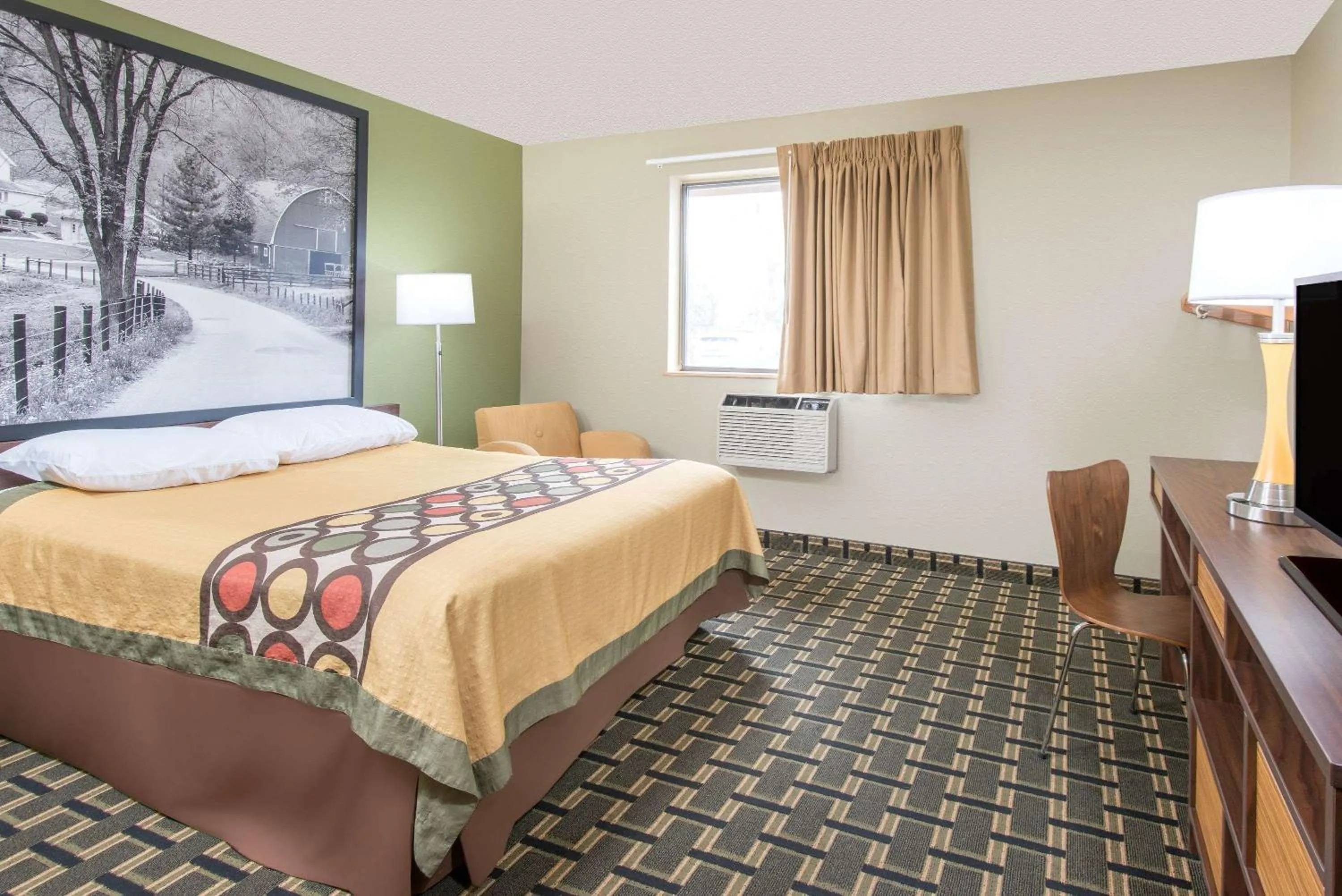 Photo of the whole room, Bed in Super 8 by Wyndham Youngstown/Austintown