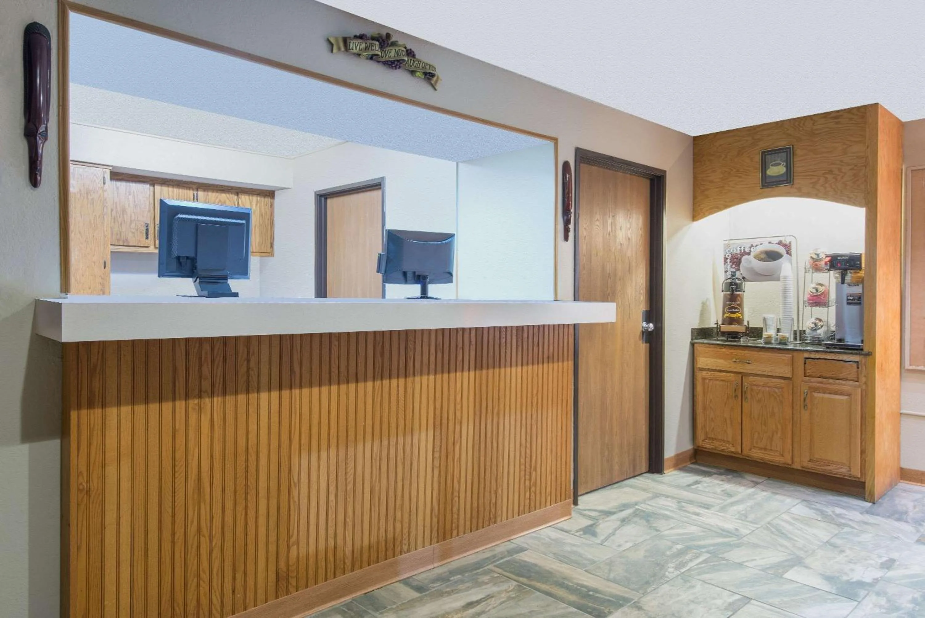 Lobby or reception in Super 8 by Wyndham Youngstown/Austintown