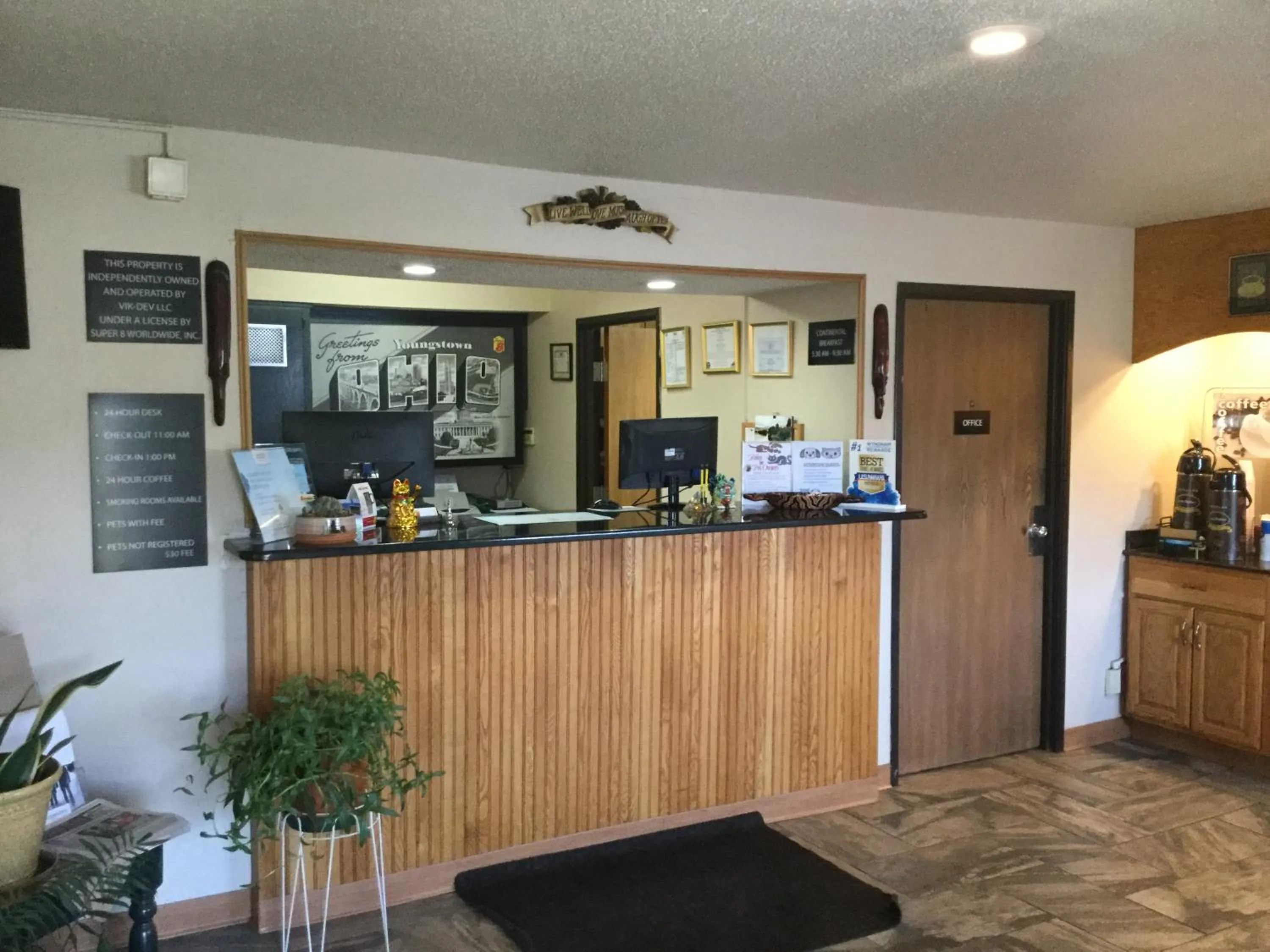 Coffee/tea facilities in Super 8 by Wyndham Youngstown/Austintown