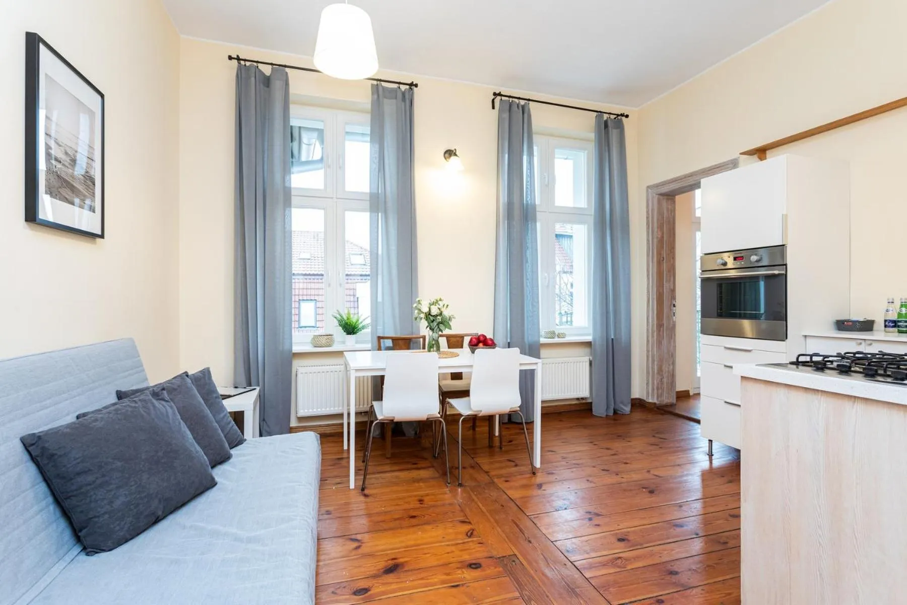 Communal lounge/ TV room in Riviera Residence Apartments