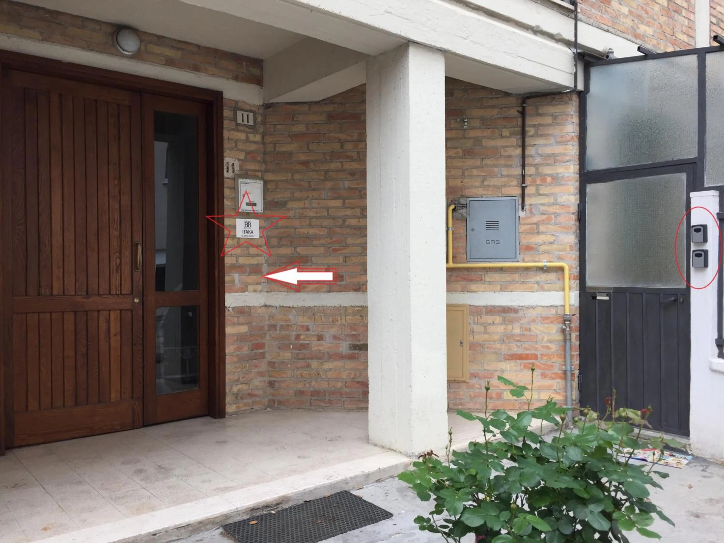 Facade/entrance in Itaka