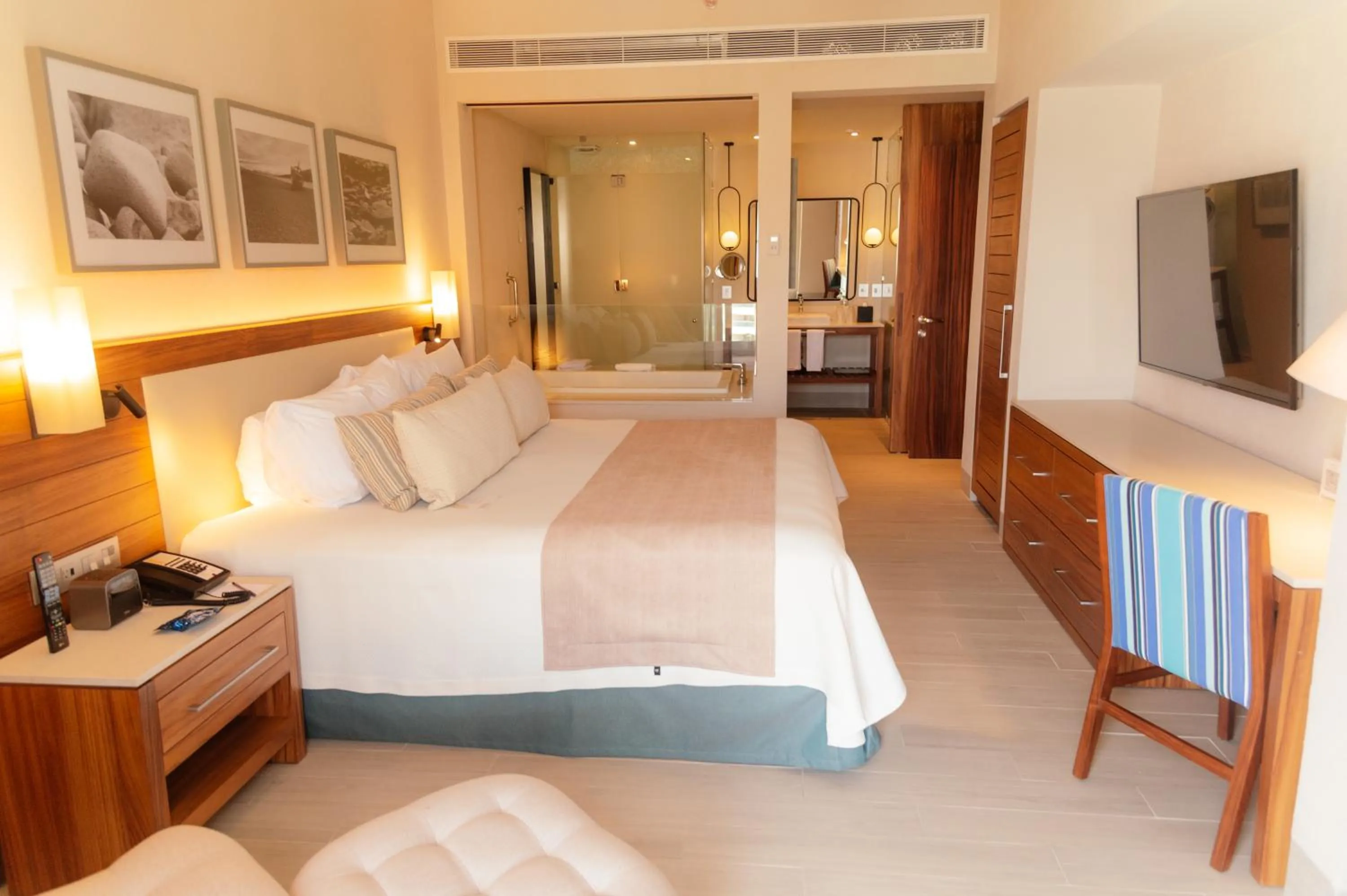 Communal lounge/ TV room, Bed in Emporio Cancun - Buy All Inclusive Option