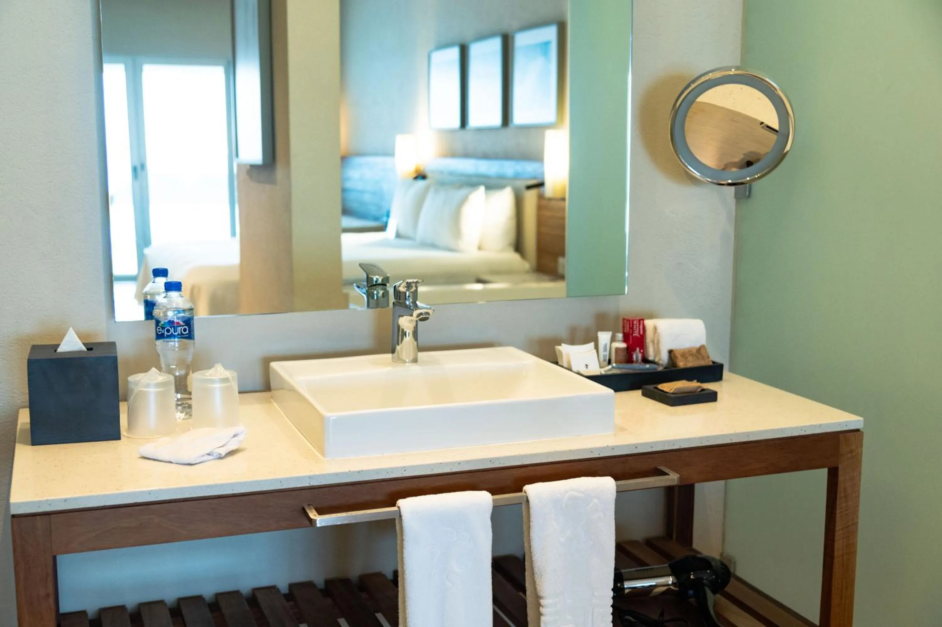 Bathroom, Bed in Emporio Cancun - Buy All Inclusive Option