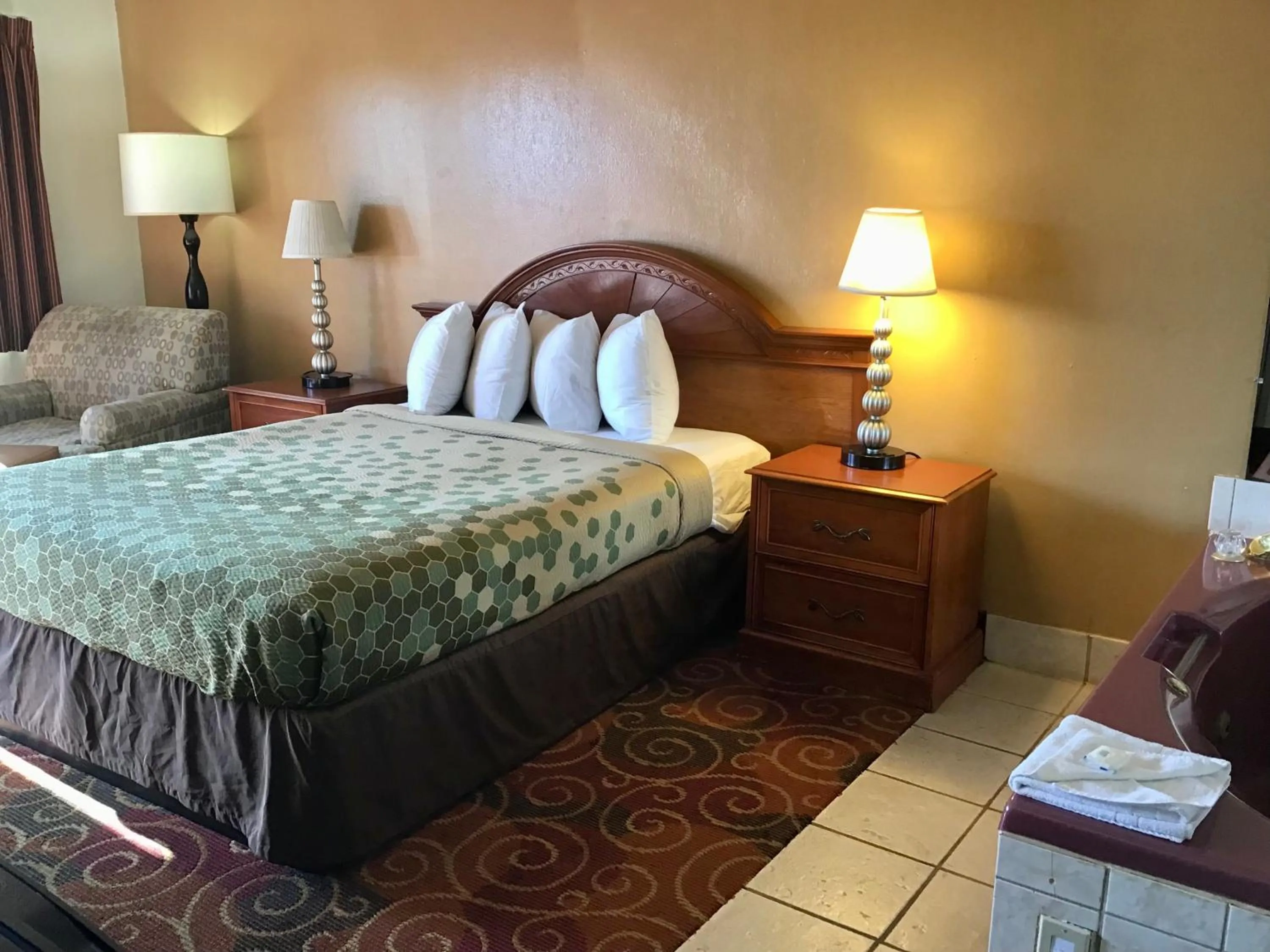 Photo of the whole room, Bed in SilverStone Lite