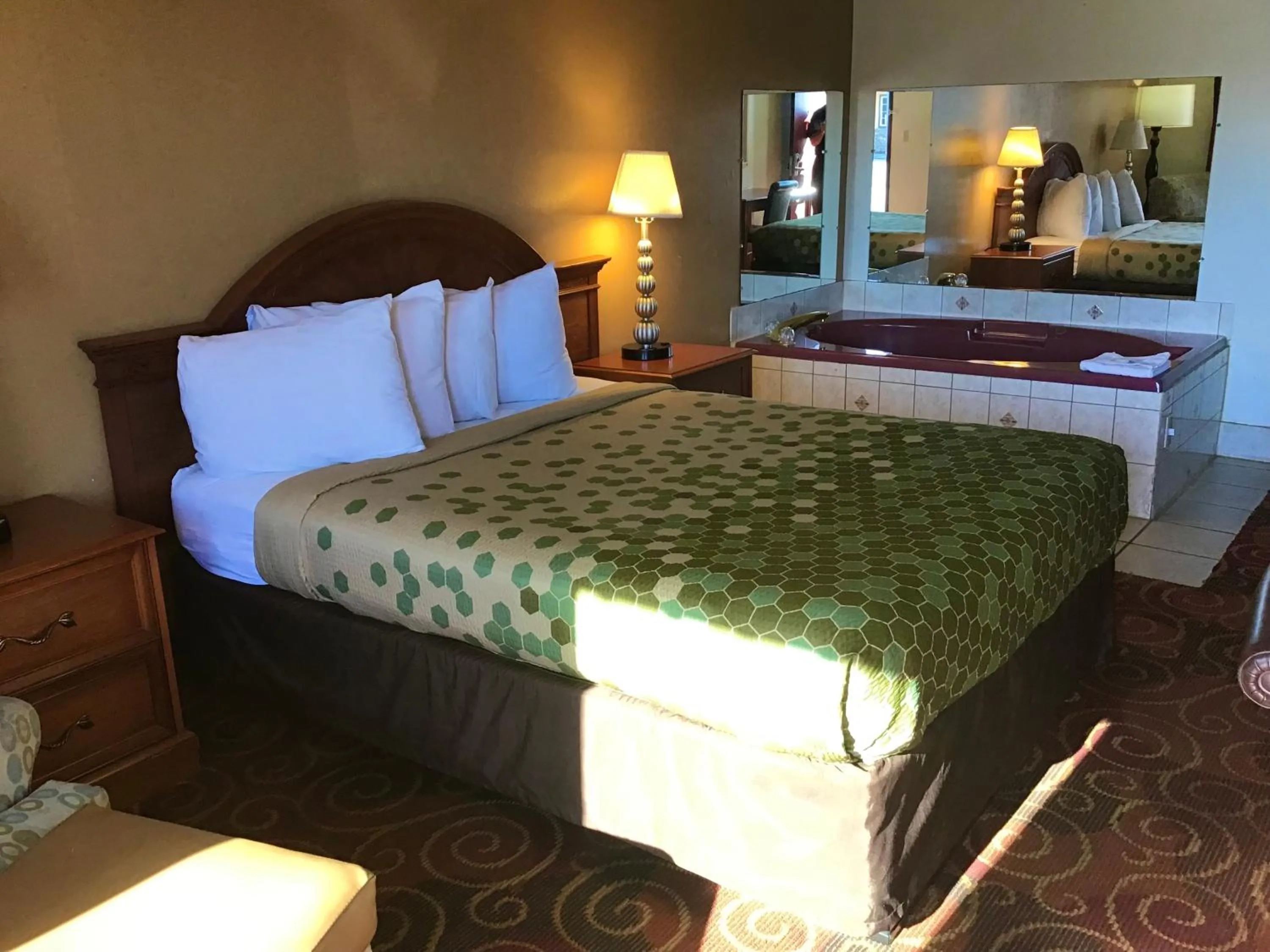 Photo of the whole room, Bed in SilverStone Lite