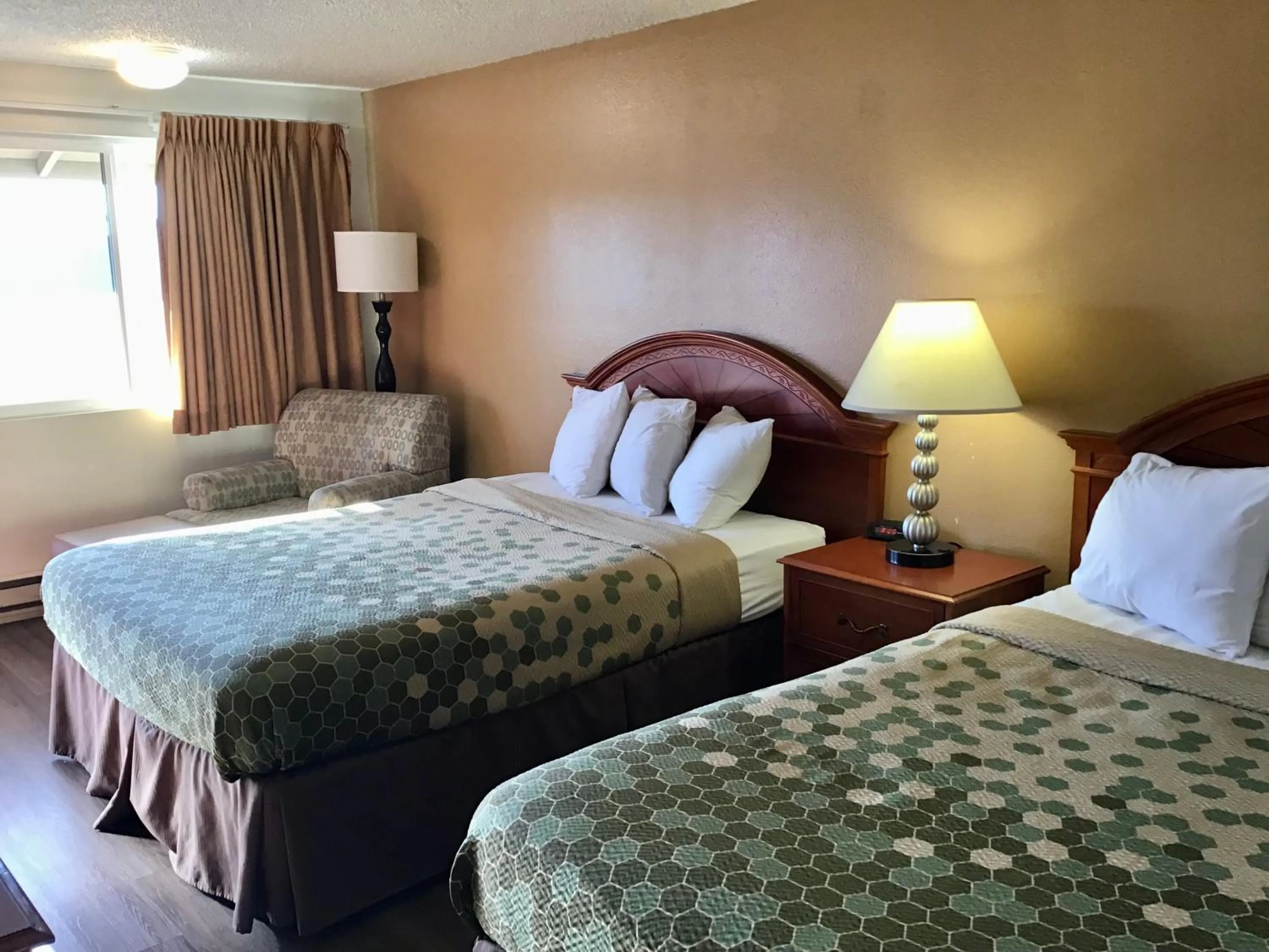 Photo of the whole room, Bed in SilverStone Lite