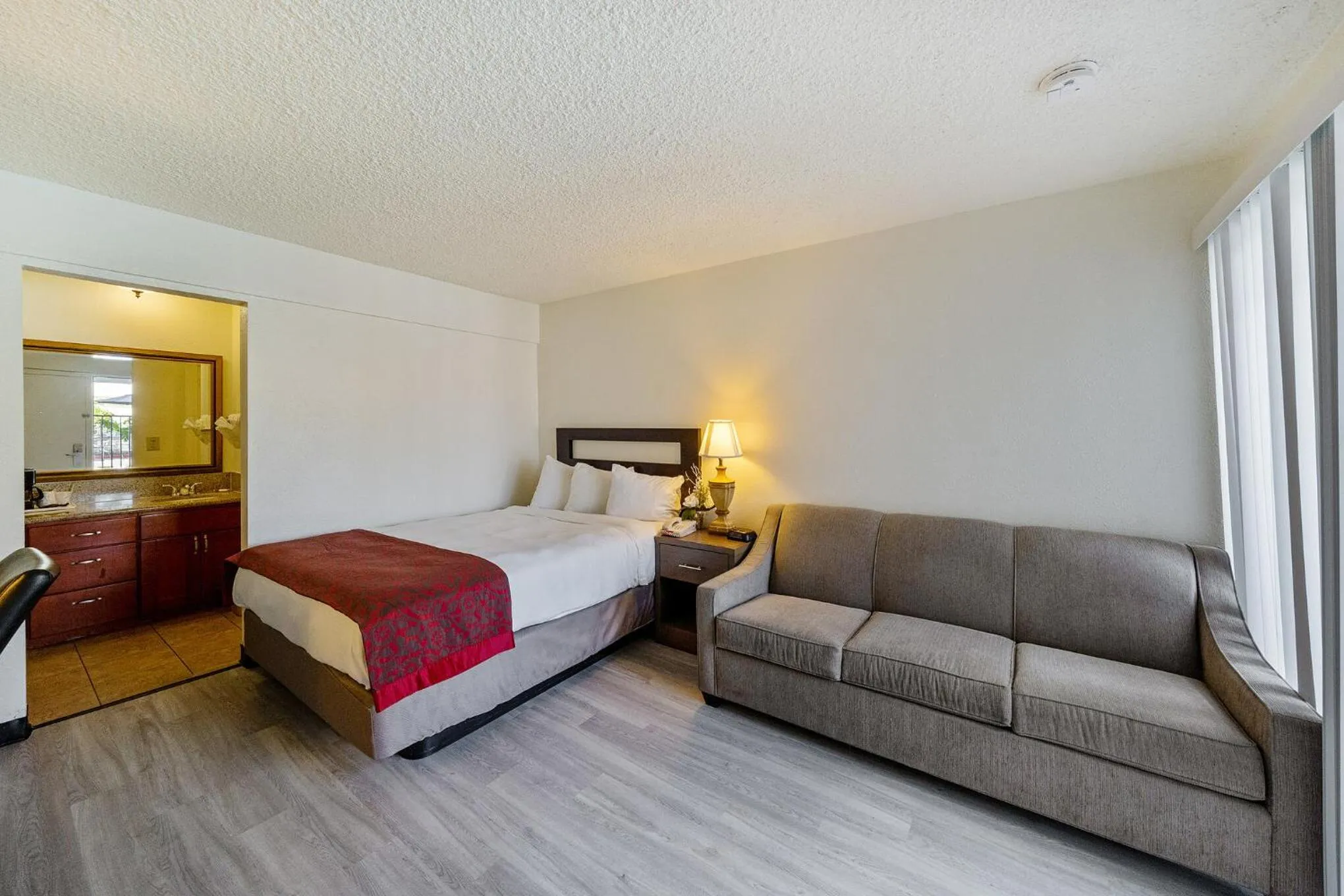 Photo of the whole room in Vivo Flex Living Torrance