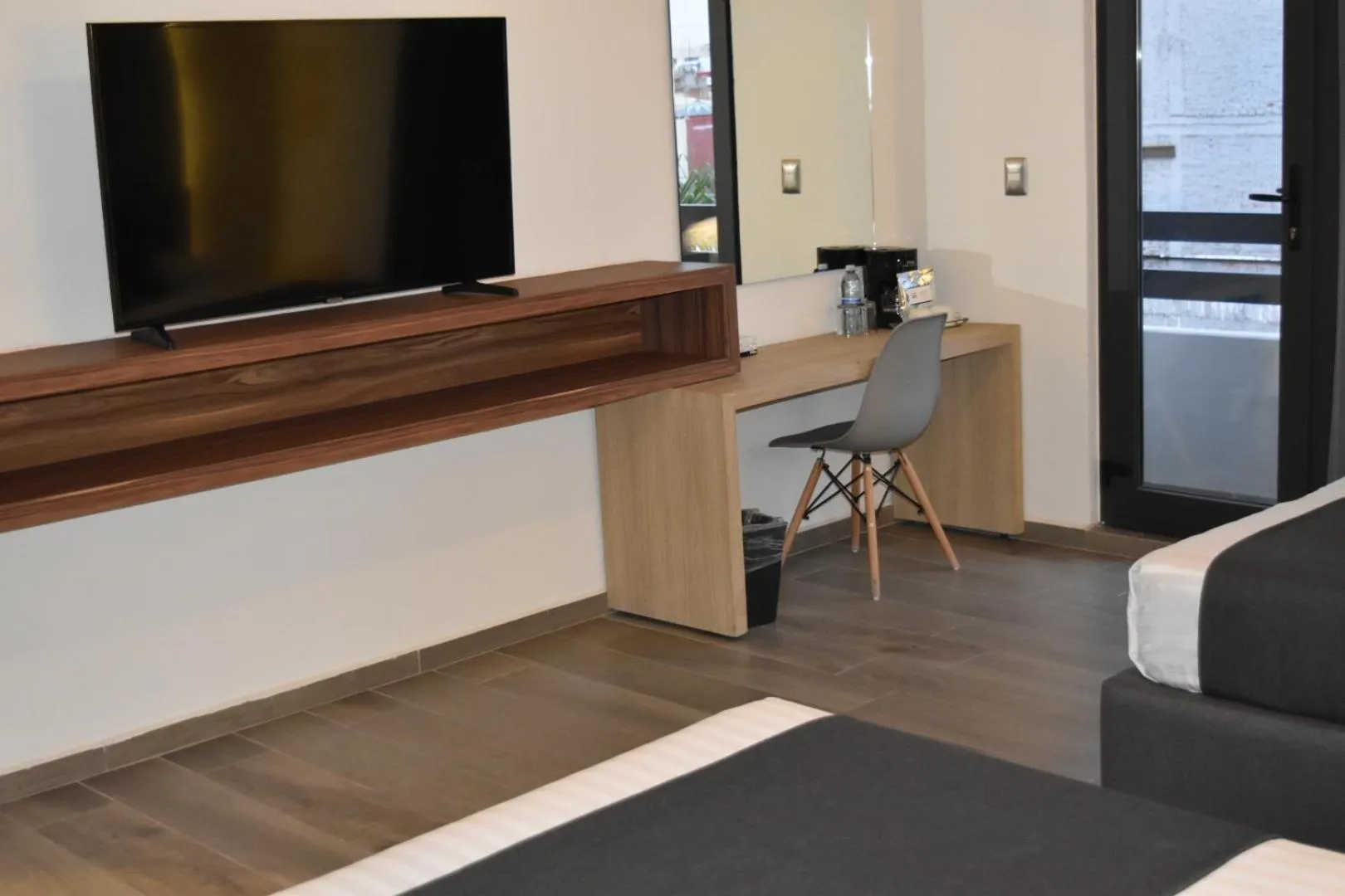 TV and multimedia, Bed in Estanza Hotel & Suites