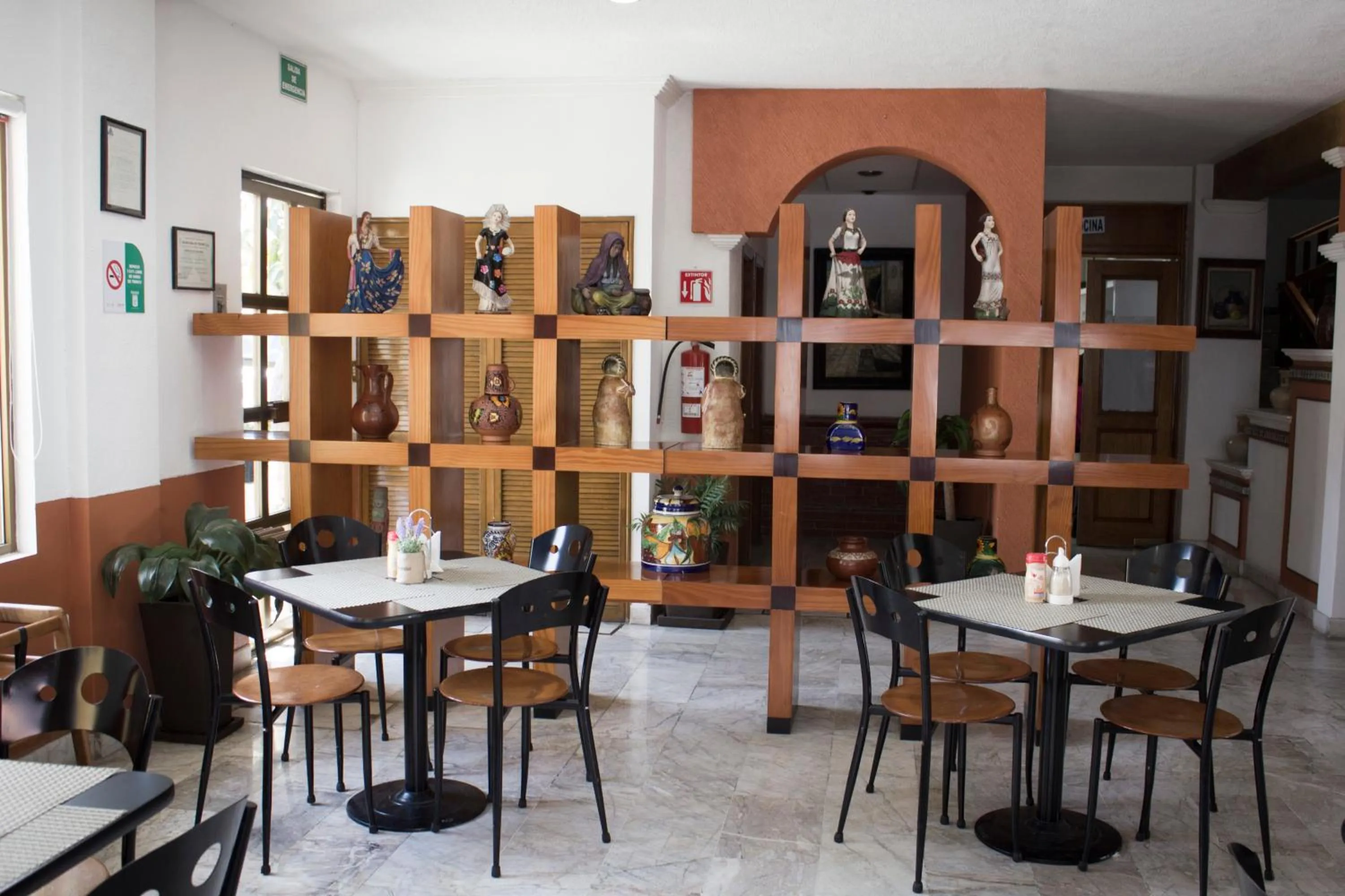 Restaurant/places to eat in Estanza Hotel & Suites