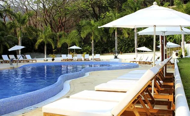 Swimming pool in Pacifica Resort Ixtapa