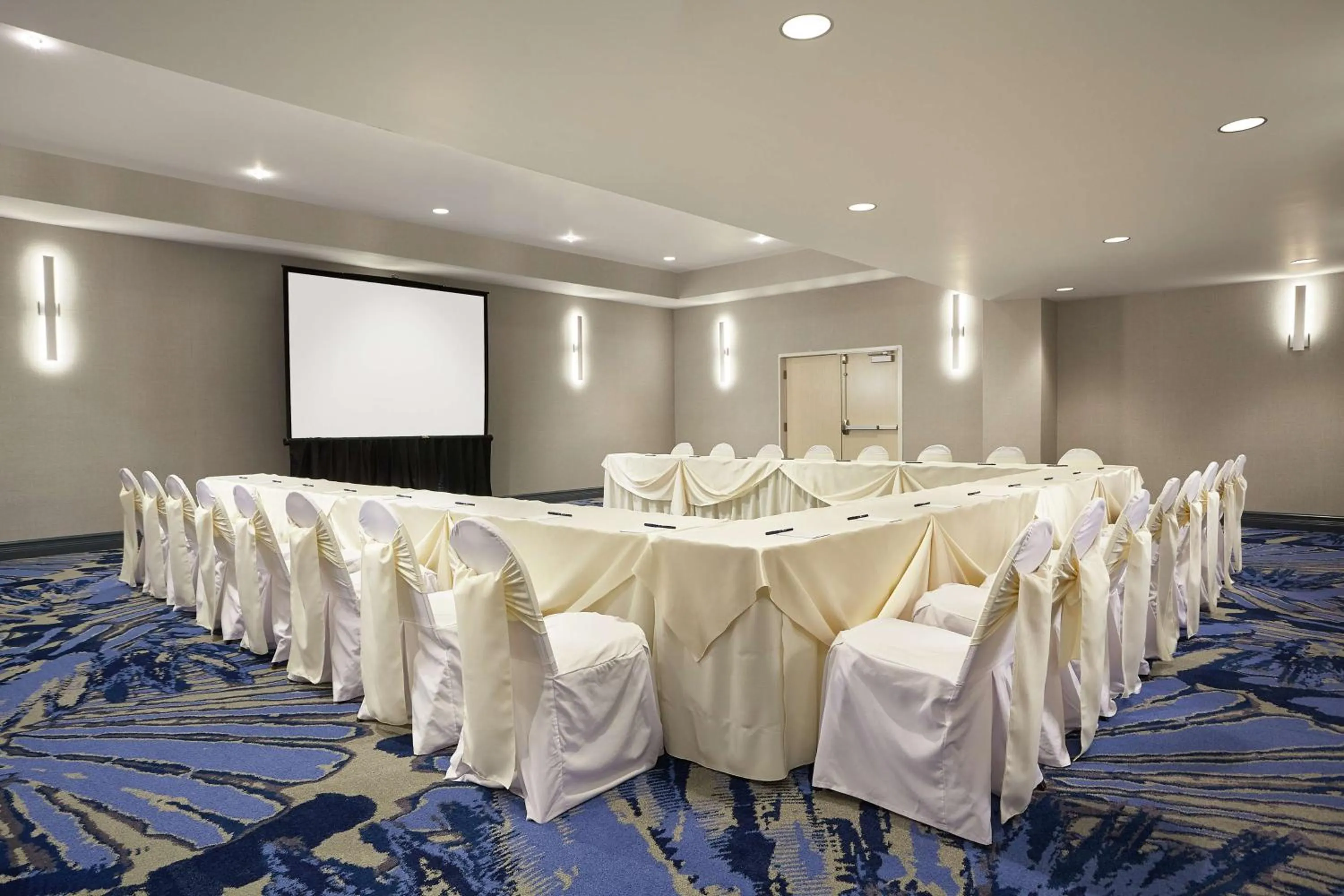 Dining area in DoubleTree by Hilton Managua