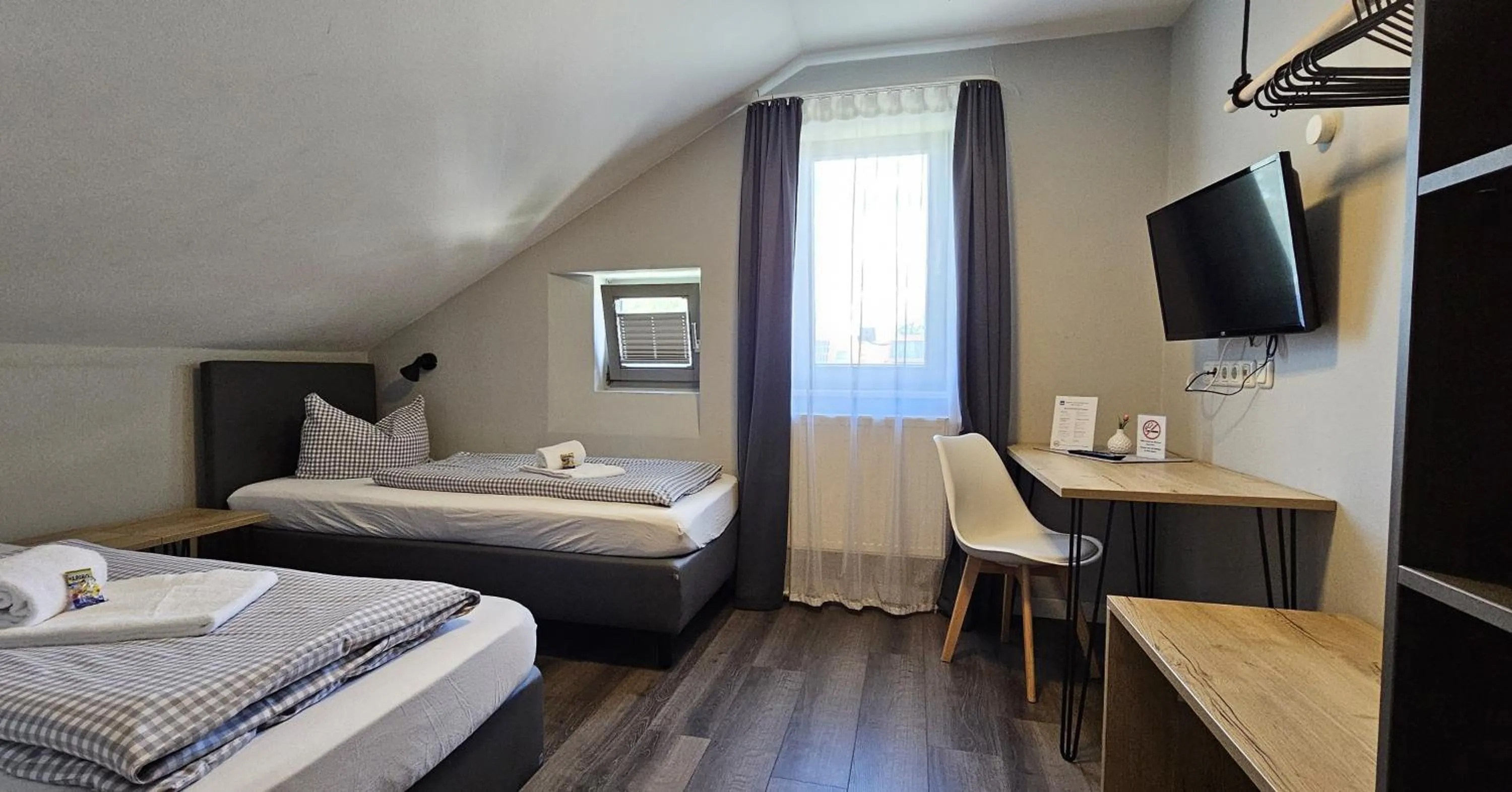 Photo of the whole room, Bed in ARRIVEL Pension Pliening - bisher Novitel