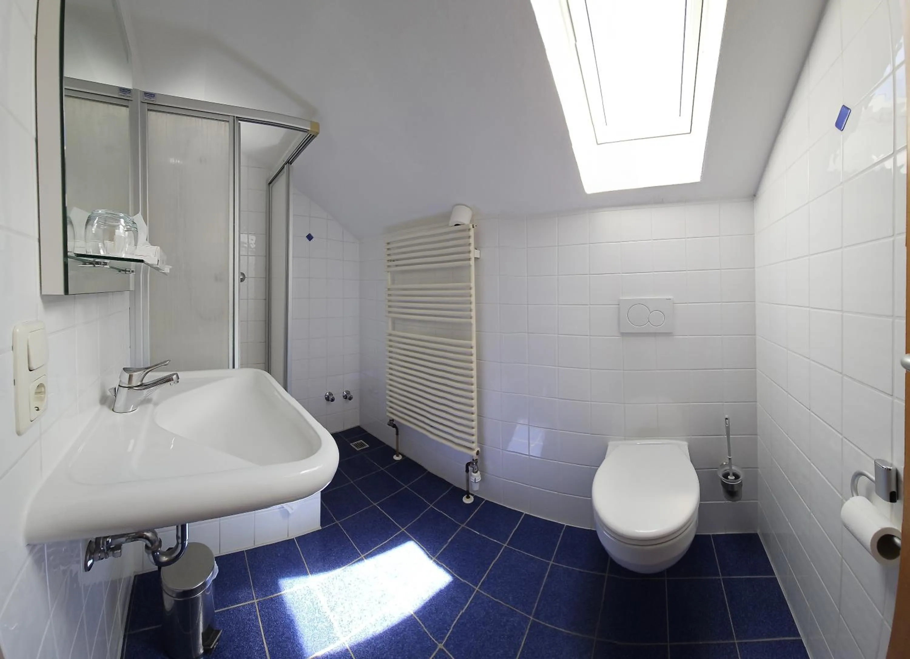 Bathroom in ARRIVEL Pension Pliening - bisher Novitel
