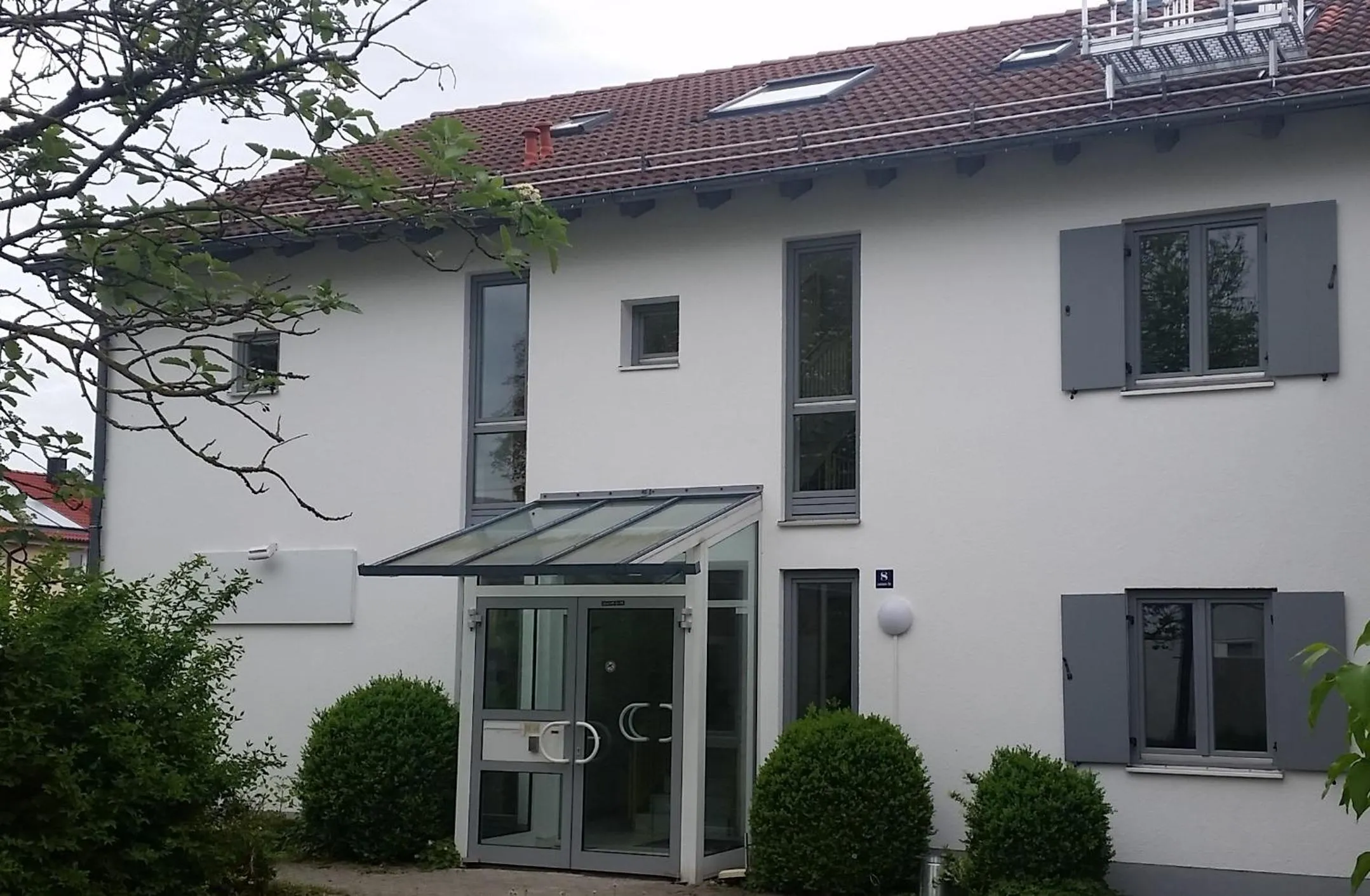 Facade/entrance in ARRIVEL Pension Pliening - bisher Novitel