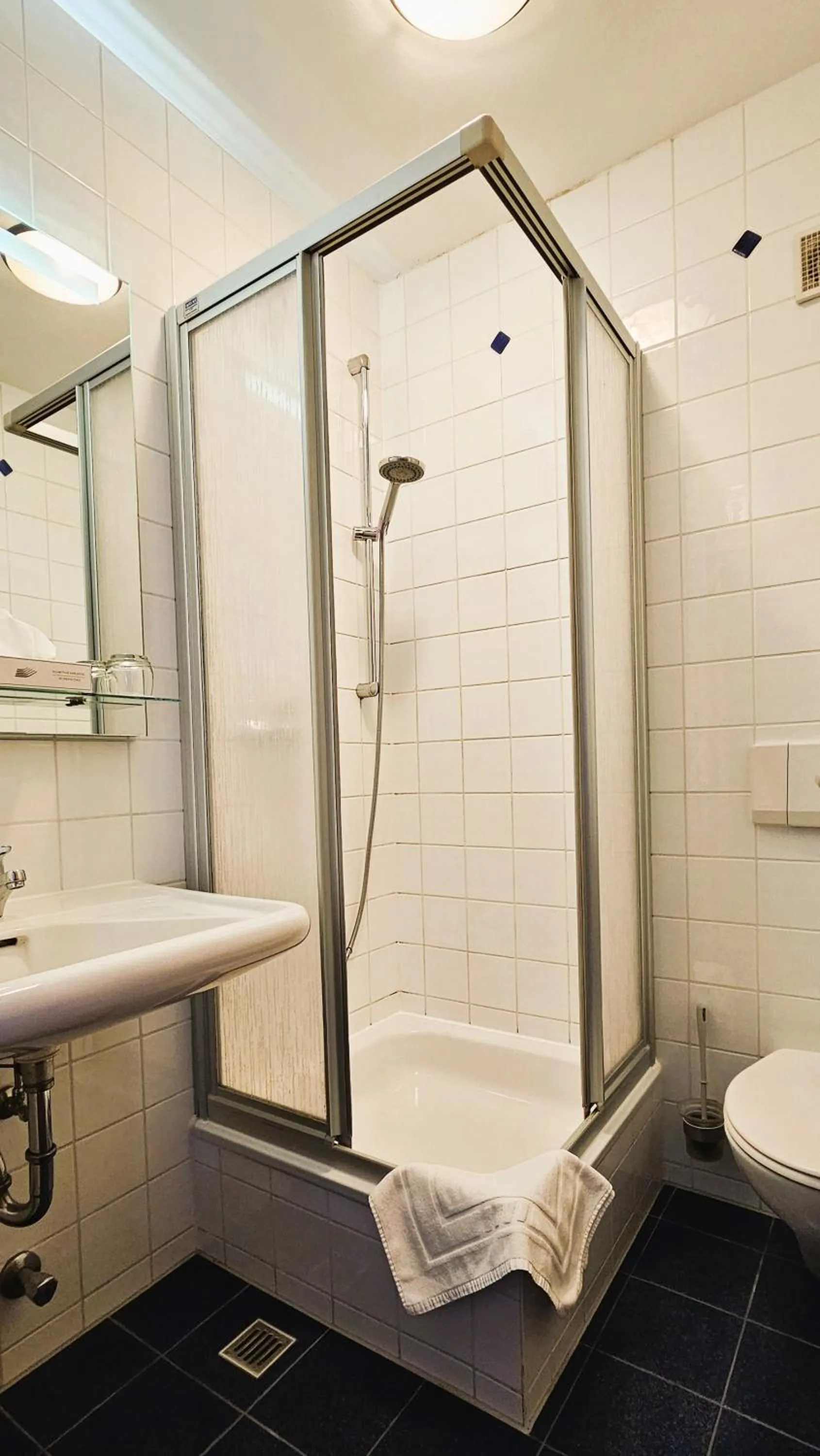 Bathroom in ARRIVEL Pension Pliening - bisher Novitel