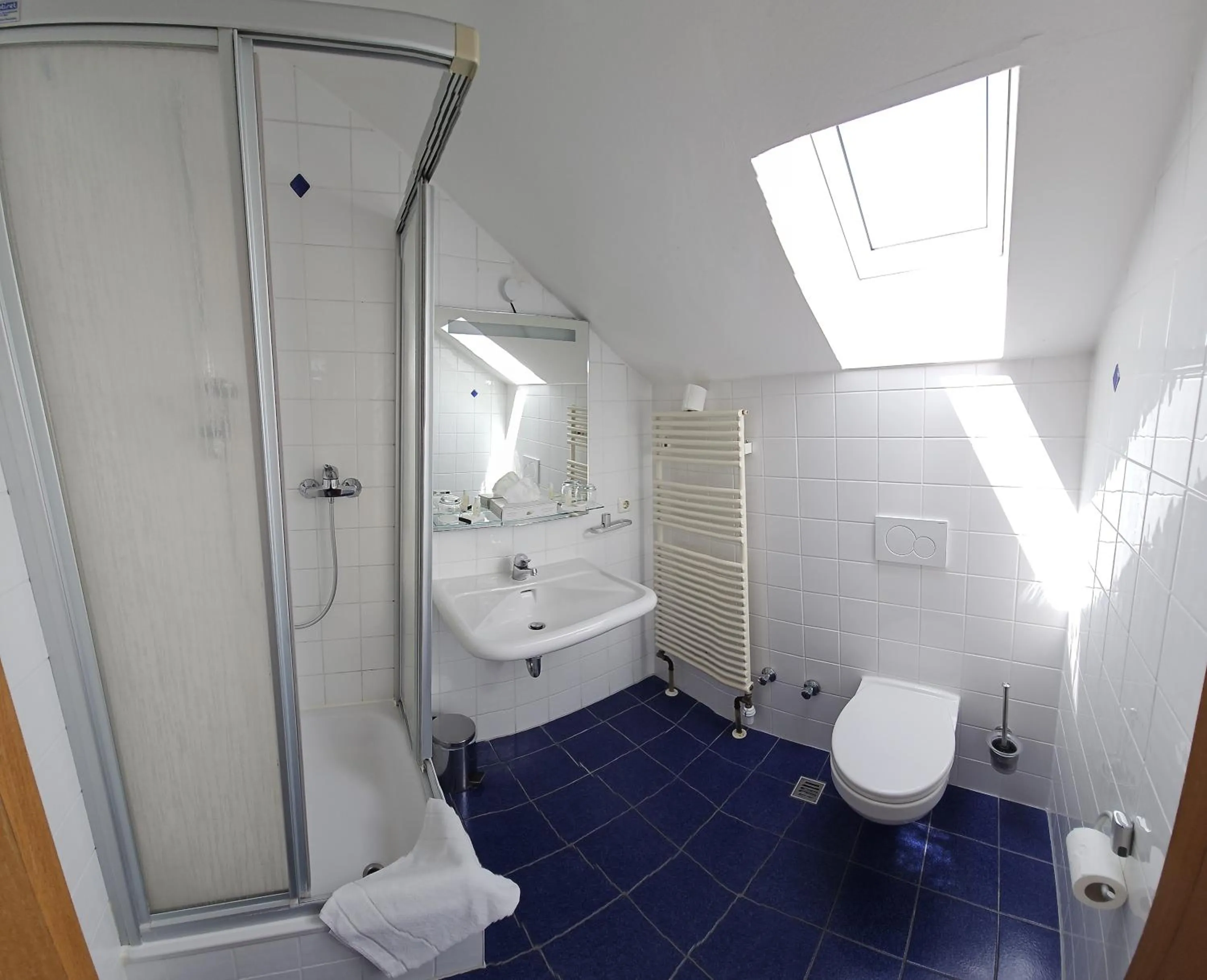 Bathroom in ARRIVEL Pension Pliening - bisher Novitel