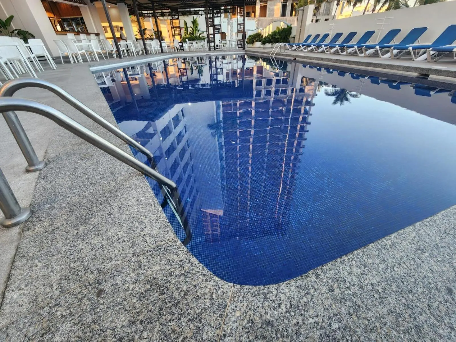 Swimming pool in Hacienda Mazatlán sea view