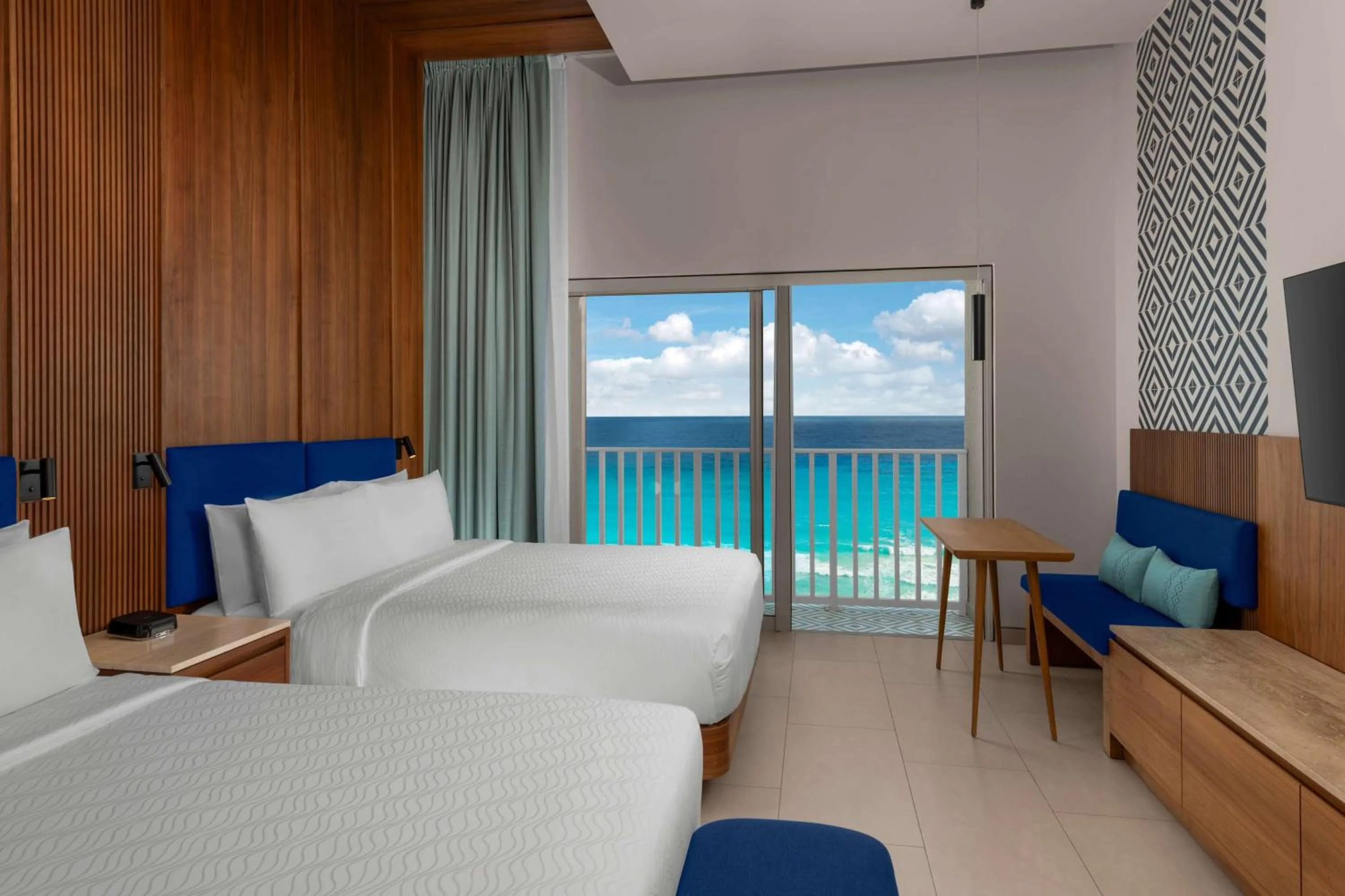 Bed in Hilton Cancun Mar Caribe All-Inclusive Resort