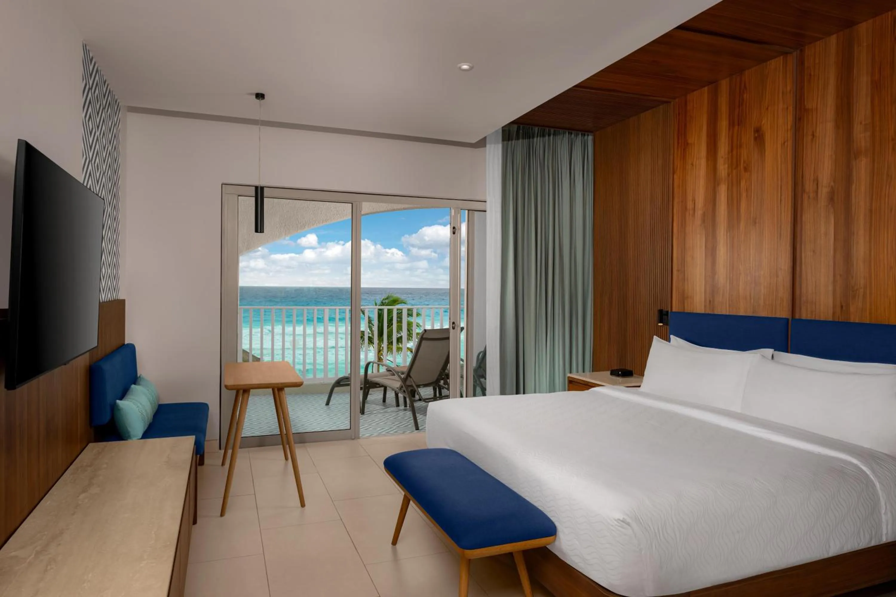 Bed in Hilton Cancun Mar Caribe All-Inclusive Resort