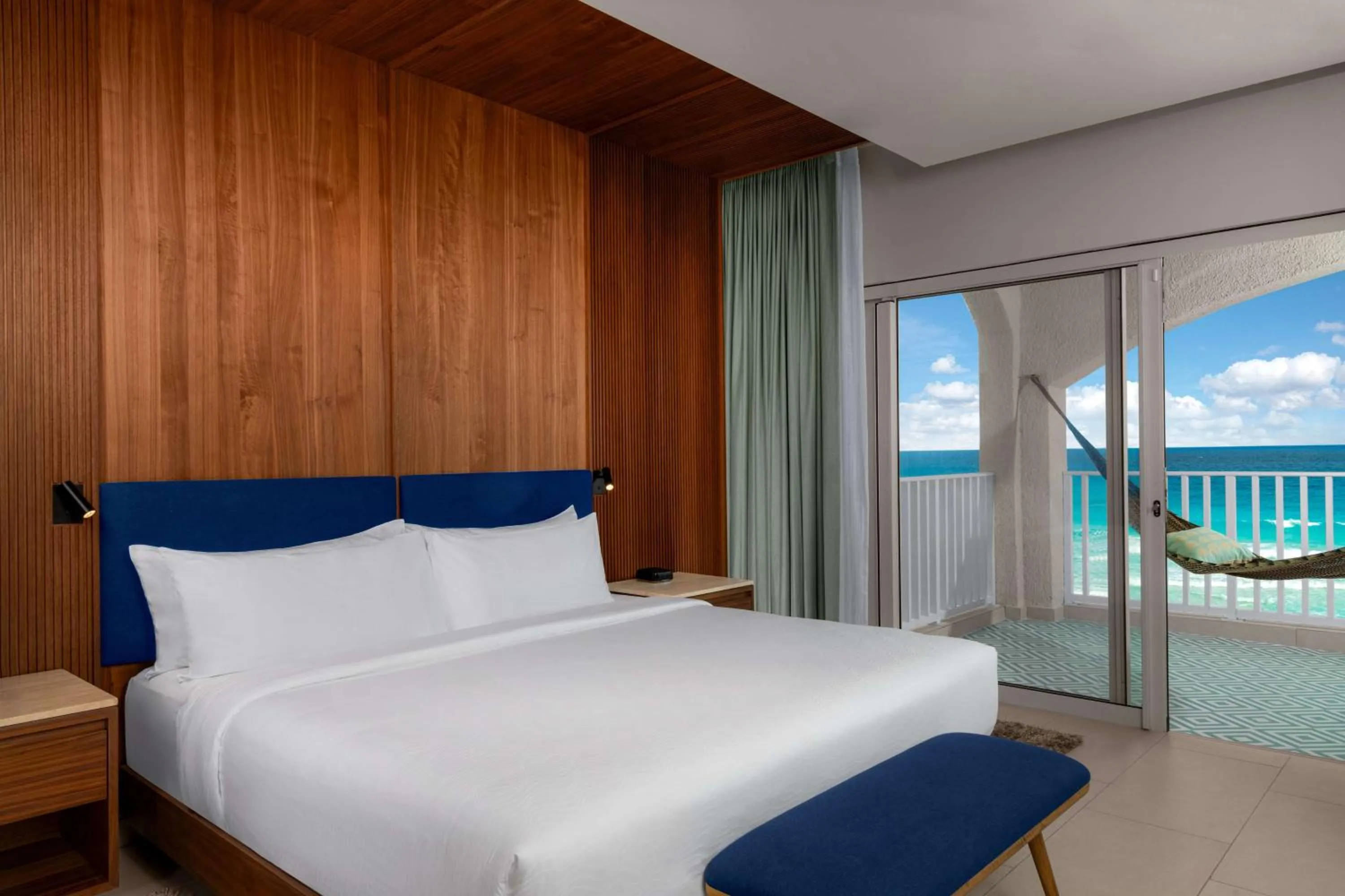 Bed in Hilton Cancun Mar Caribe All-Inclusive Resort