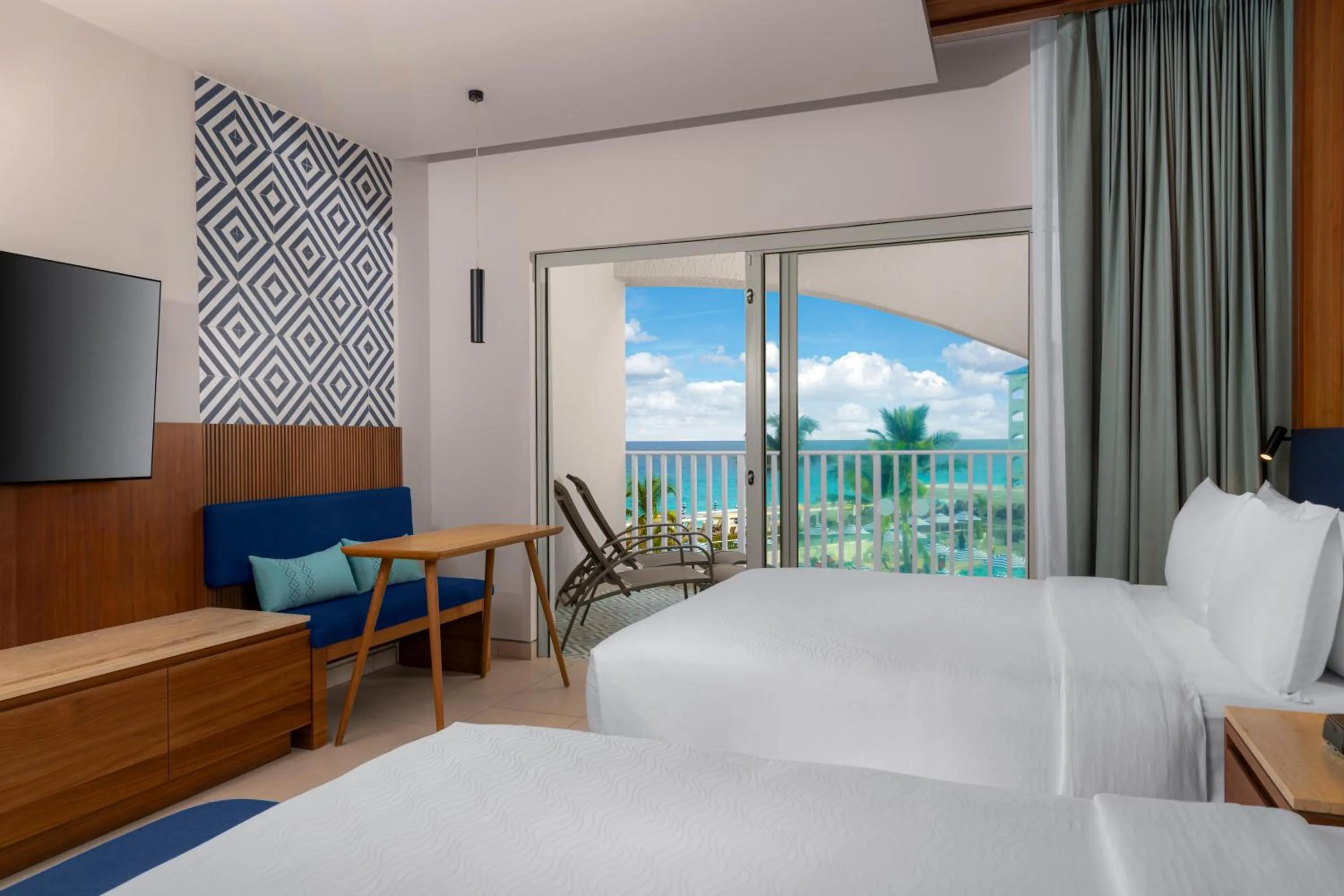 Bed in Hilton Cancun Mar Caribe All-Inclusive Resort
