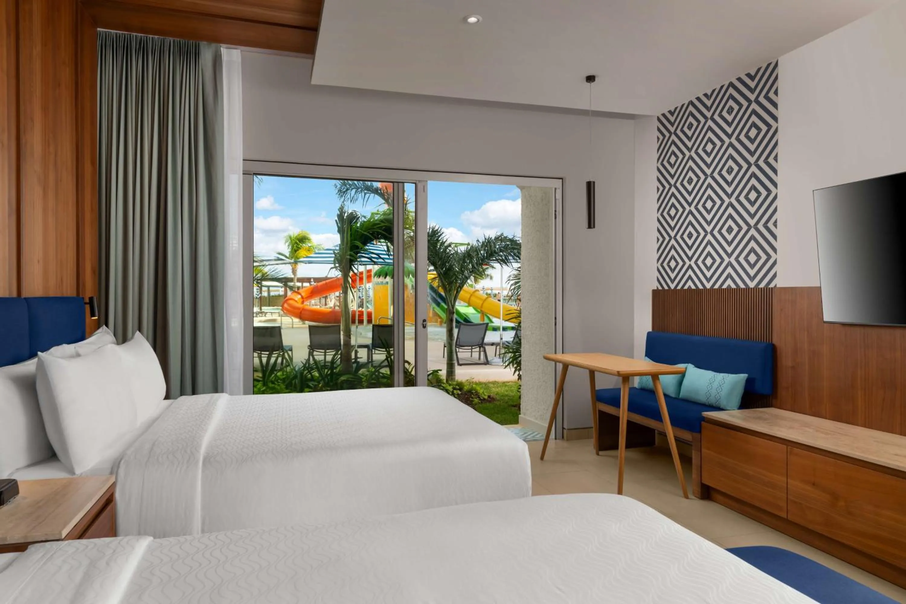 Bed in Hilton Cancun Mar Caribe All-Inclusive Resort