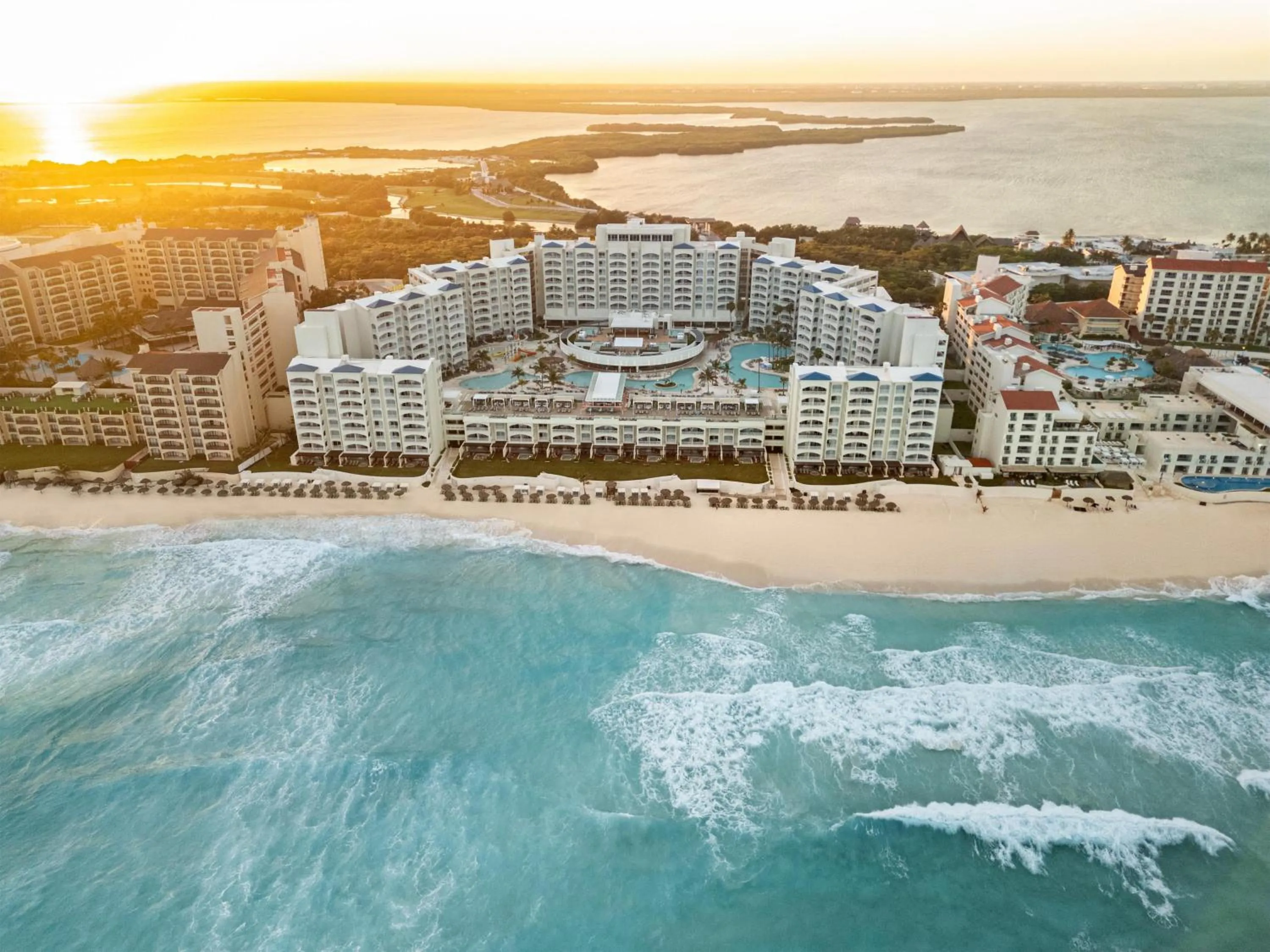 Property building in Hilton Cancun Mar Caribe All-Inclusive Resort