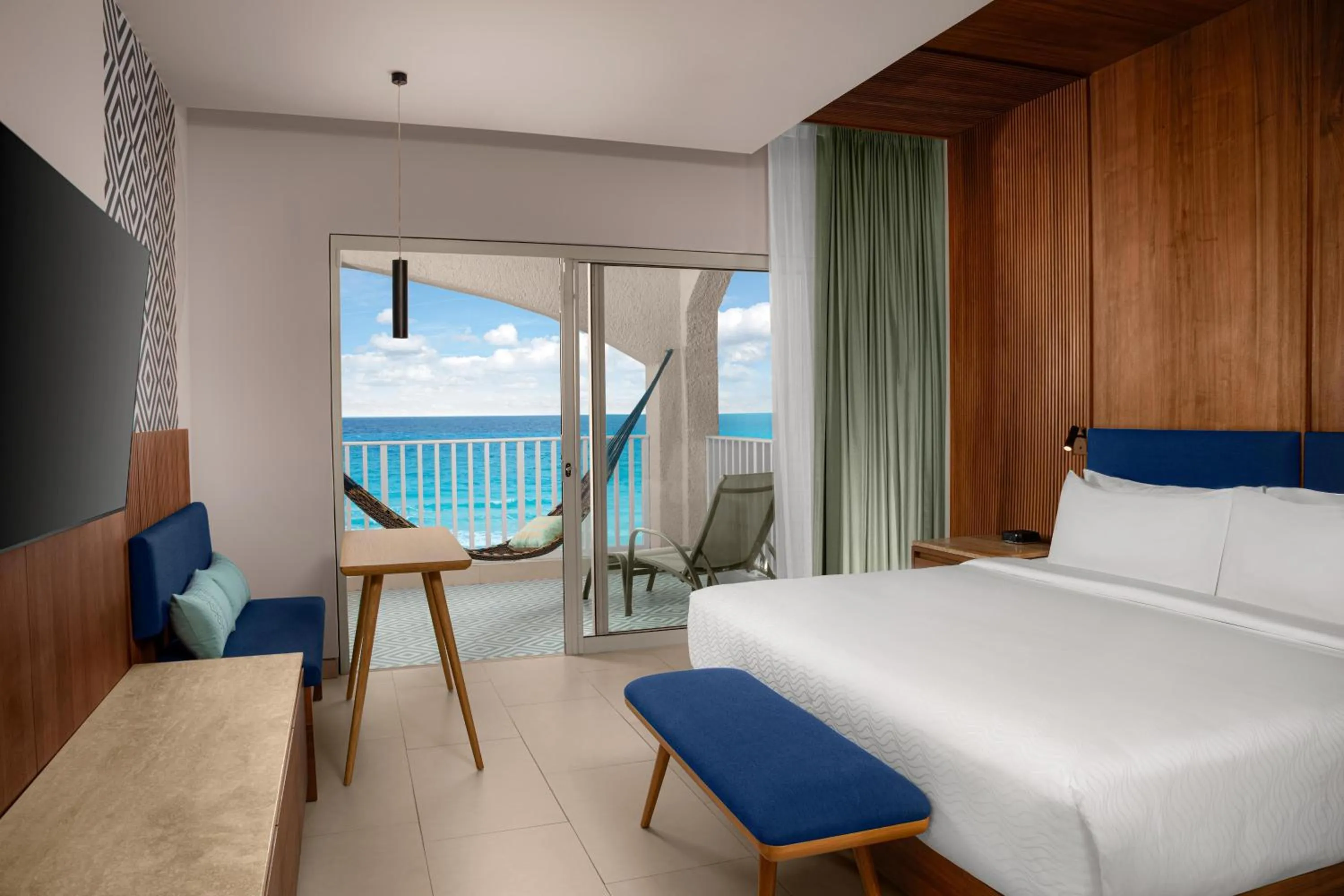 Bed in Hilton Cancun Mar Caribe All-Inclusive Resort