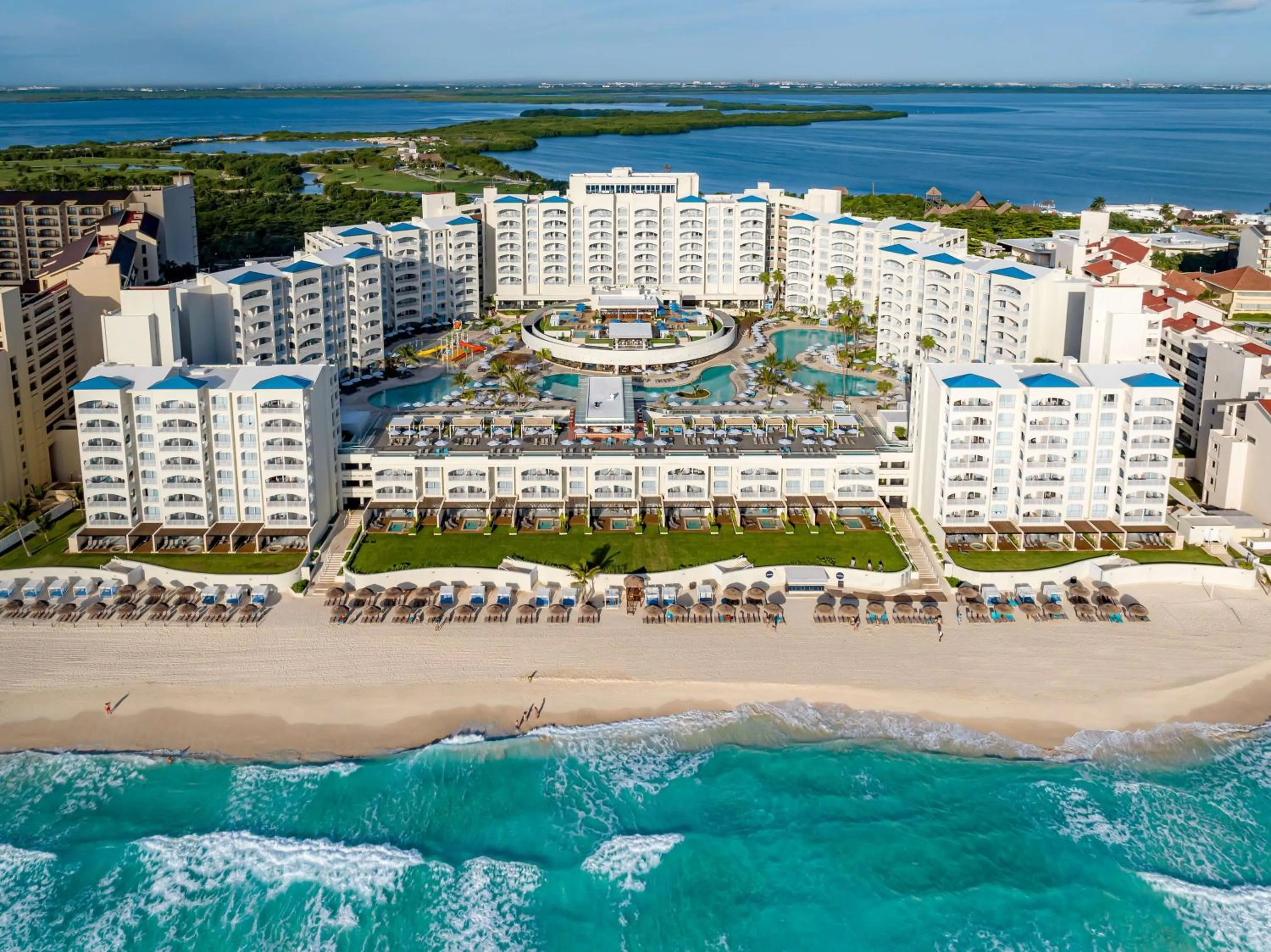 Property building in Hilton Cancun Mar Caribe All-Inclusive Resort