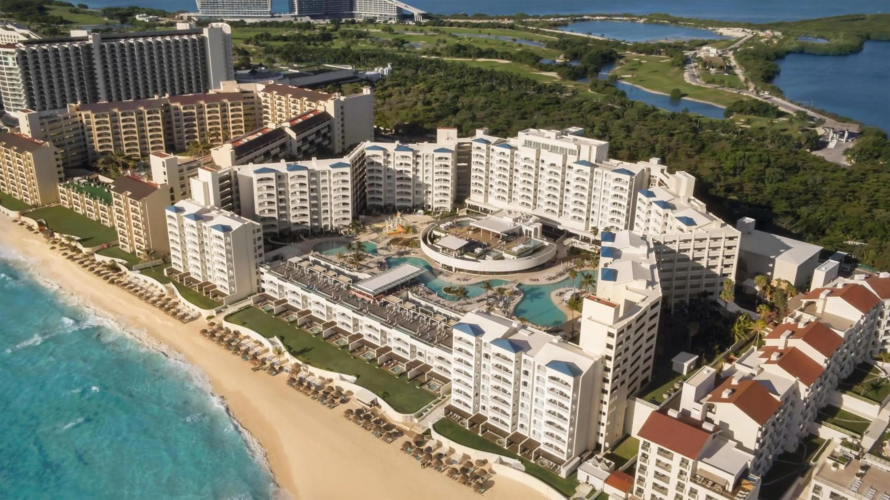 Property building in Hilton Cancun Mar Caribe All-Inclusive Resort