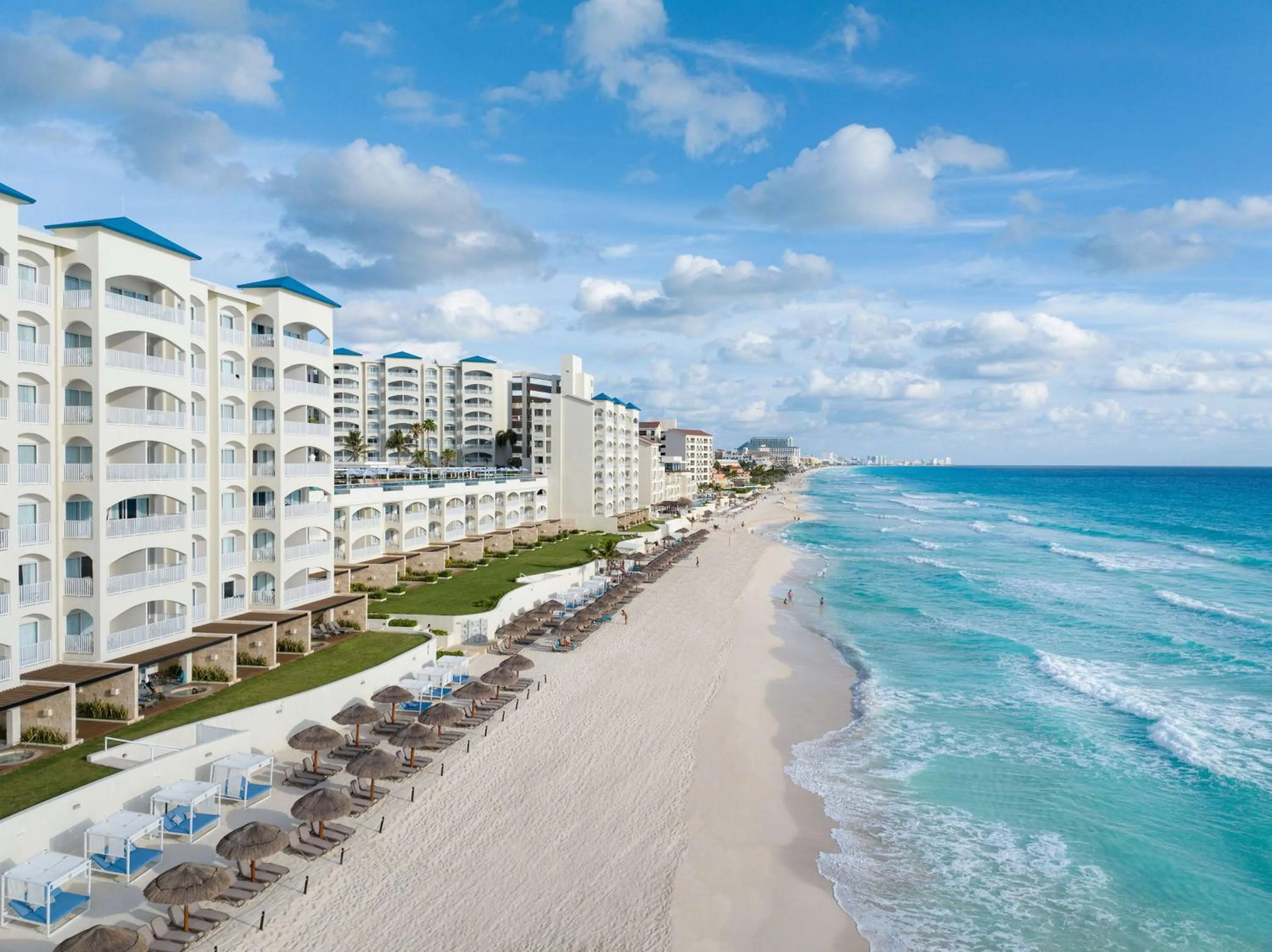 Property building in Hilton Cancun Mar Caribe All-Inclusive Resort