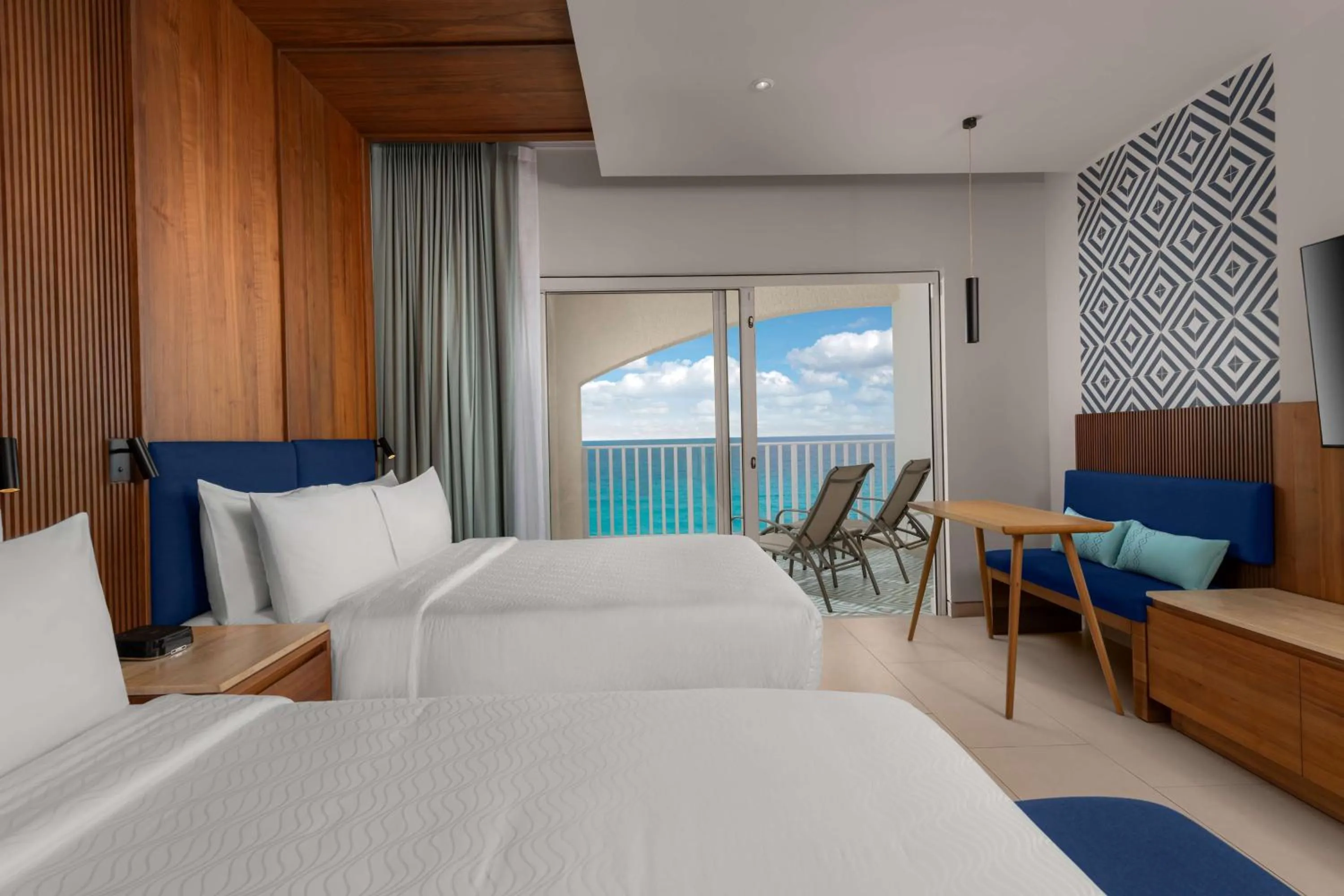 Bed in Hilton Cancun Mar Caribe All-Inclusive Resort