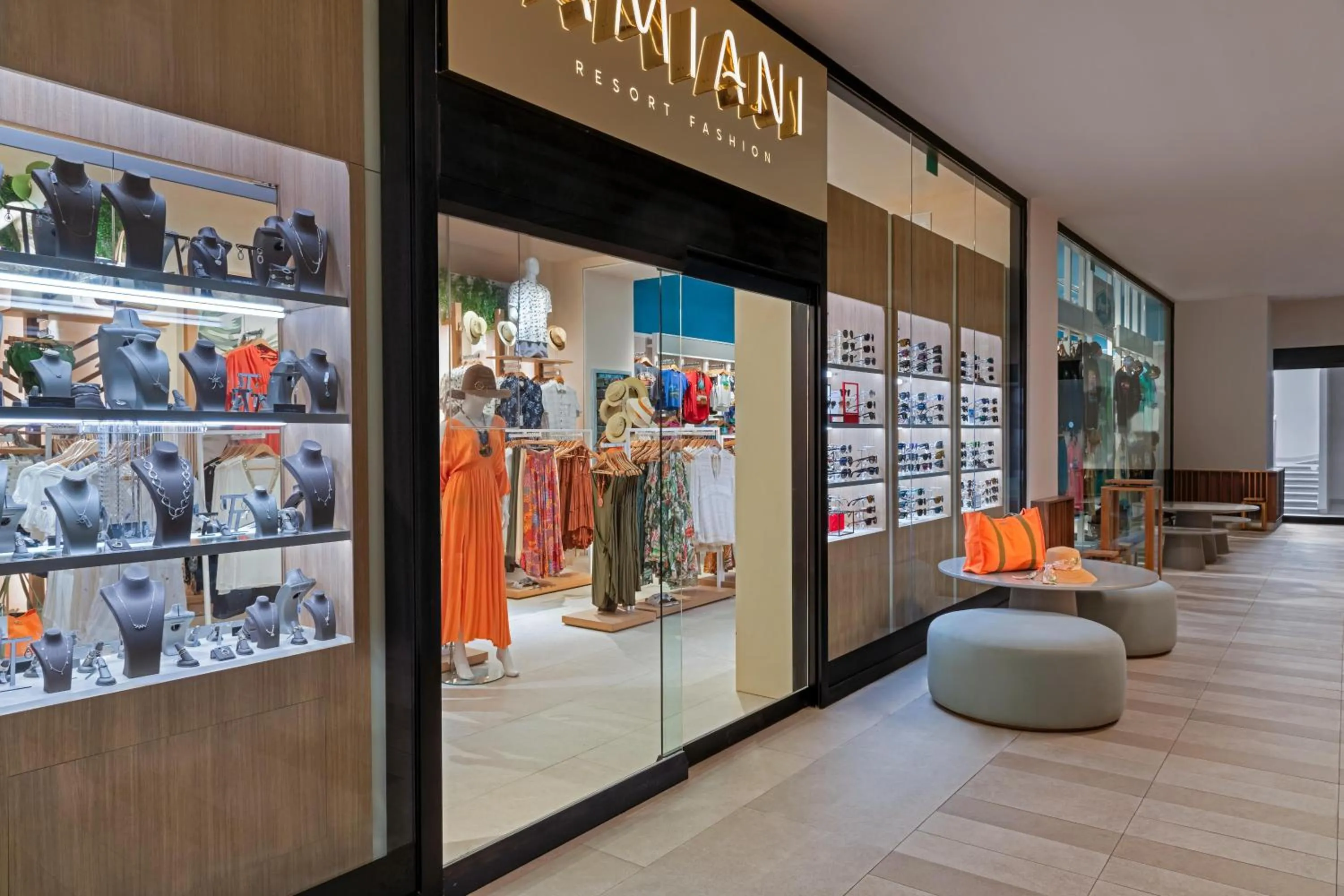 On-site shops in Hilton Cancun Mar Caribe All-Inclusive Resort