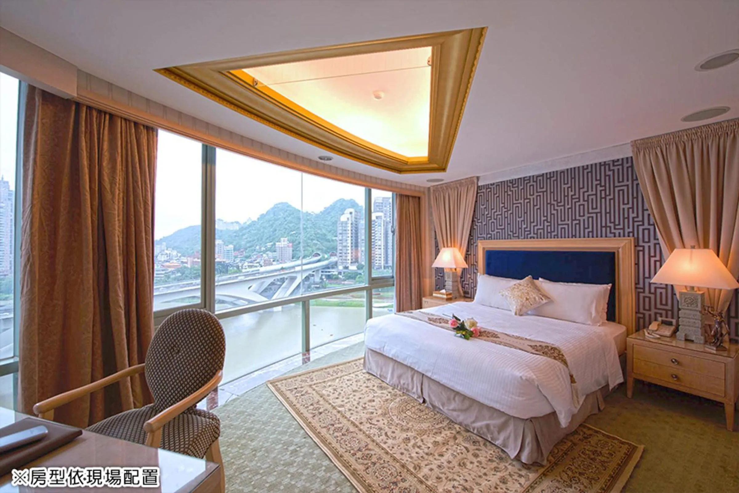 Day, Bed in Lake Hotel