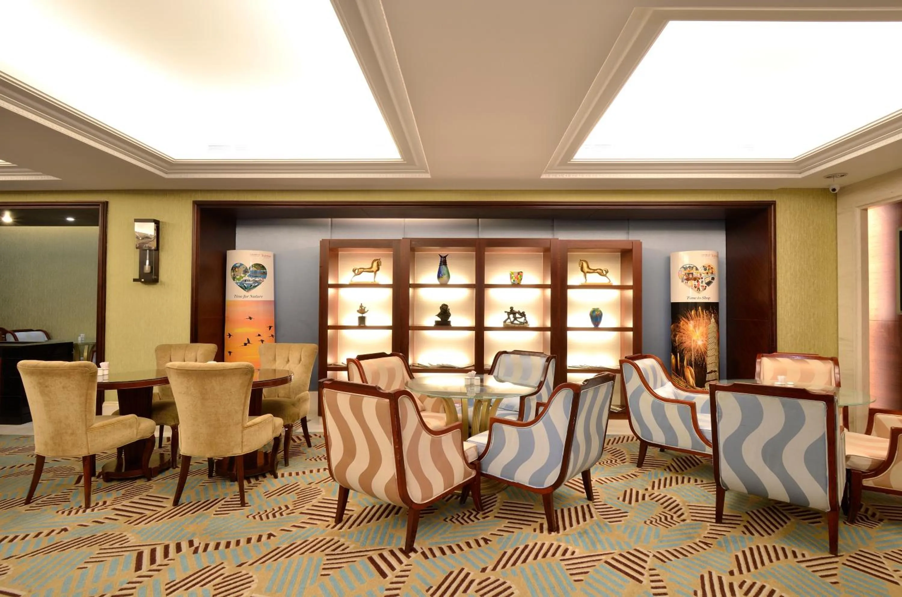 Lounge or bar in Lake Hotel