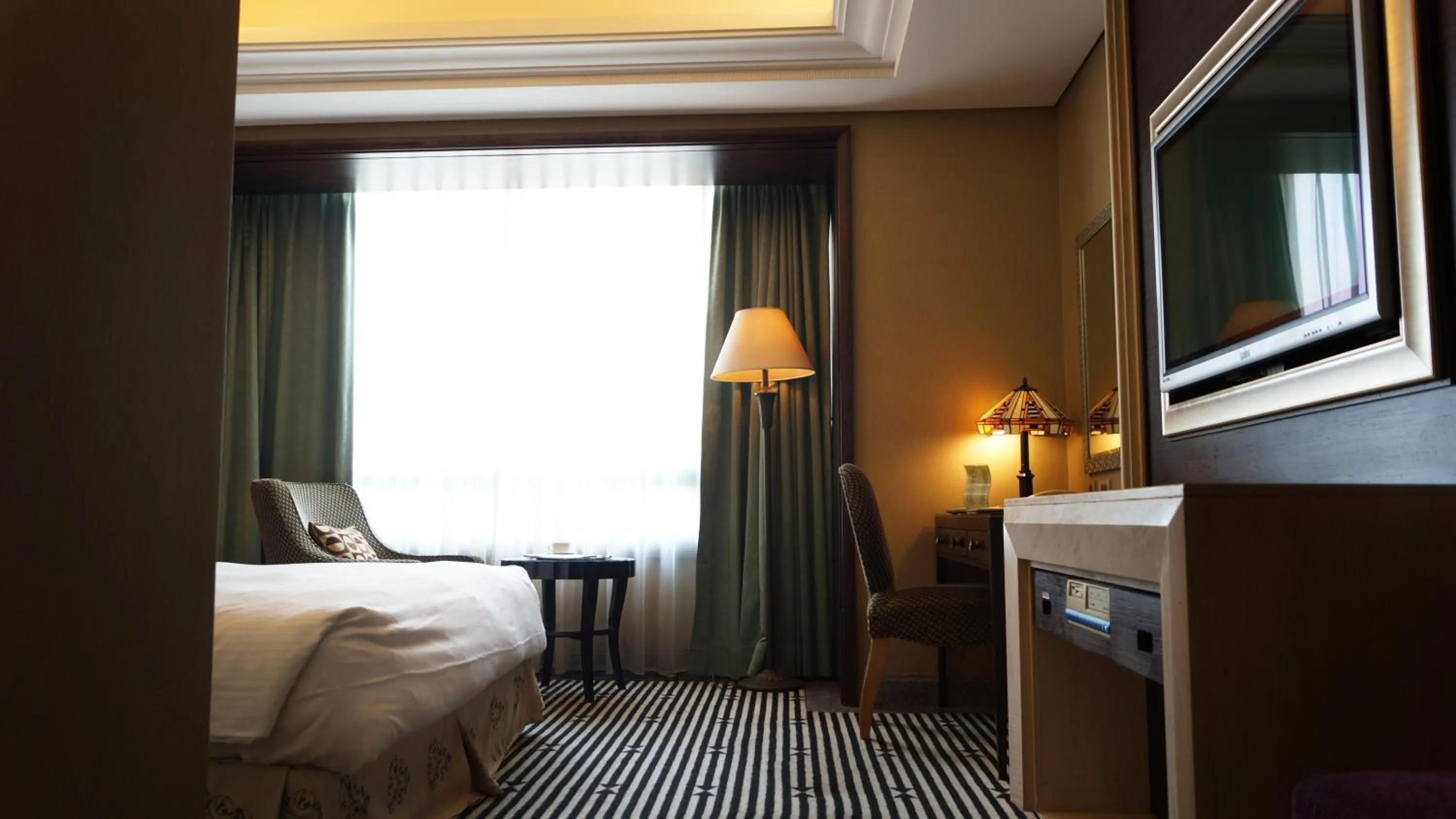 Photo of the whole room, Bed in Lake Hotel