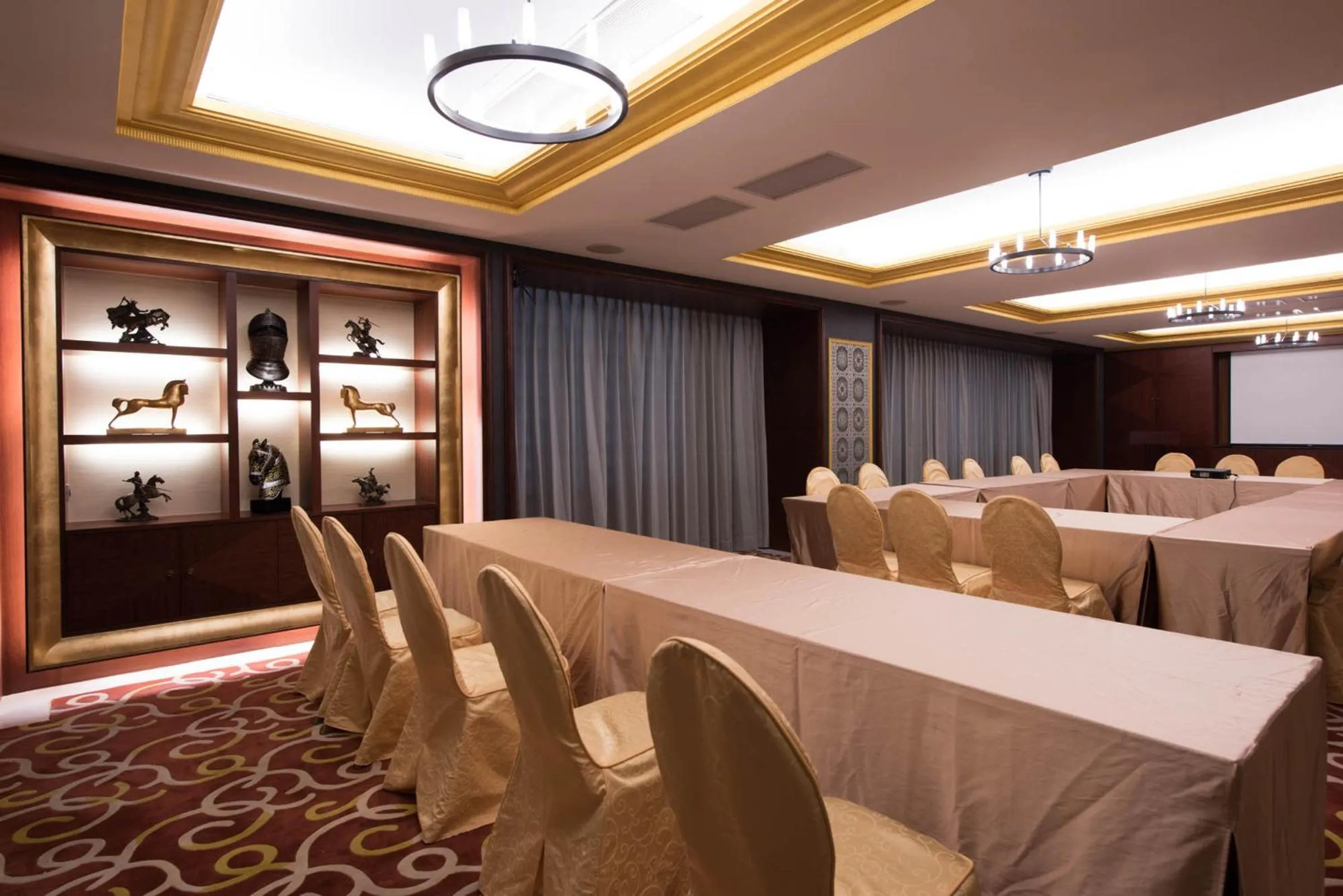 Business facilities in Lake Hotel