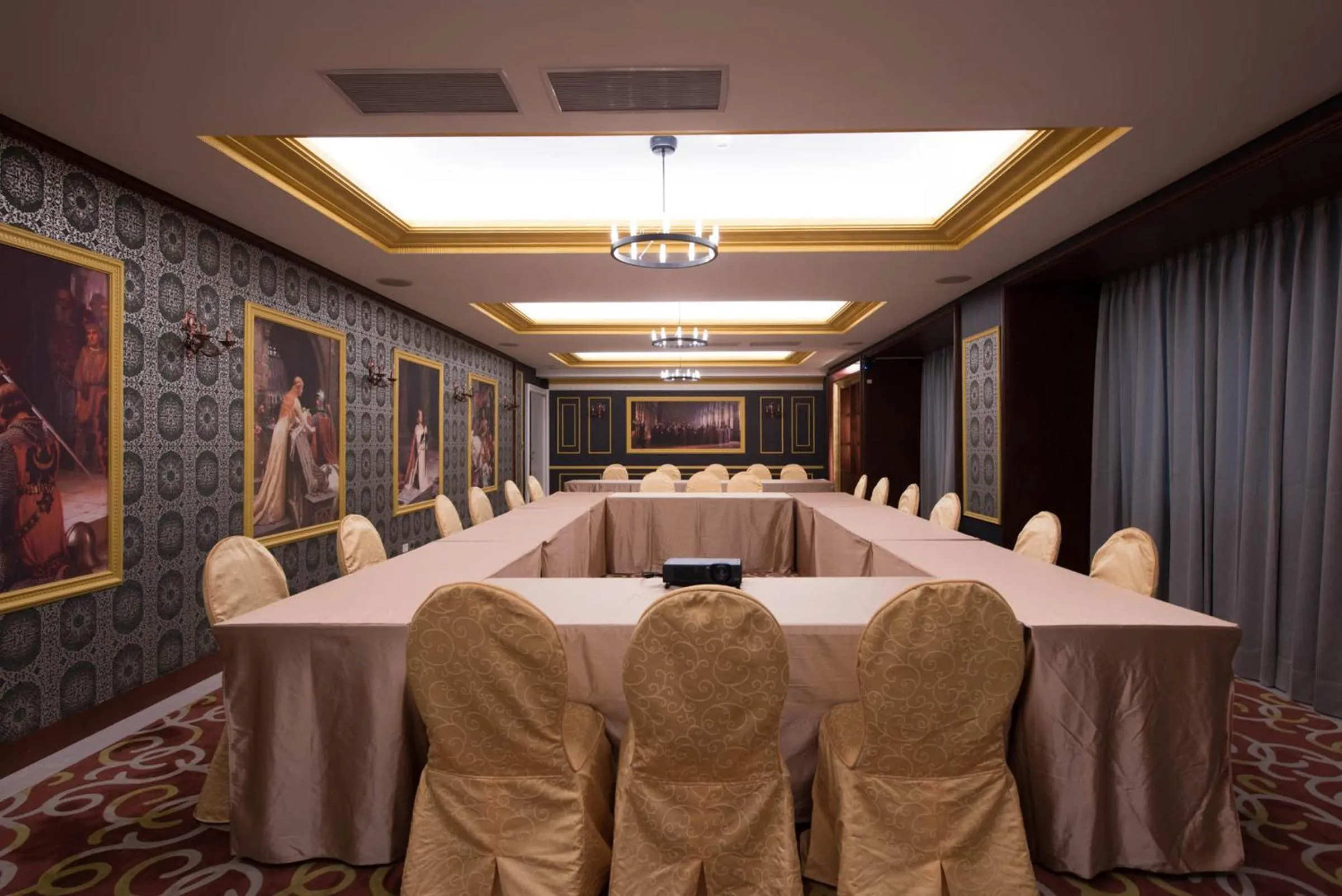 Business facilities in Lake Hotel