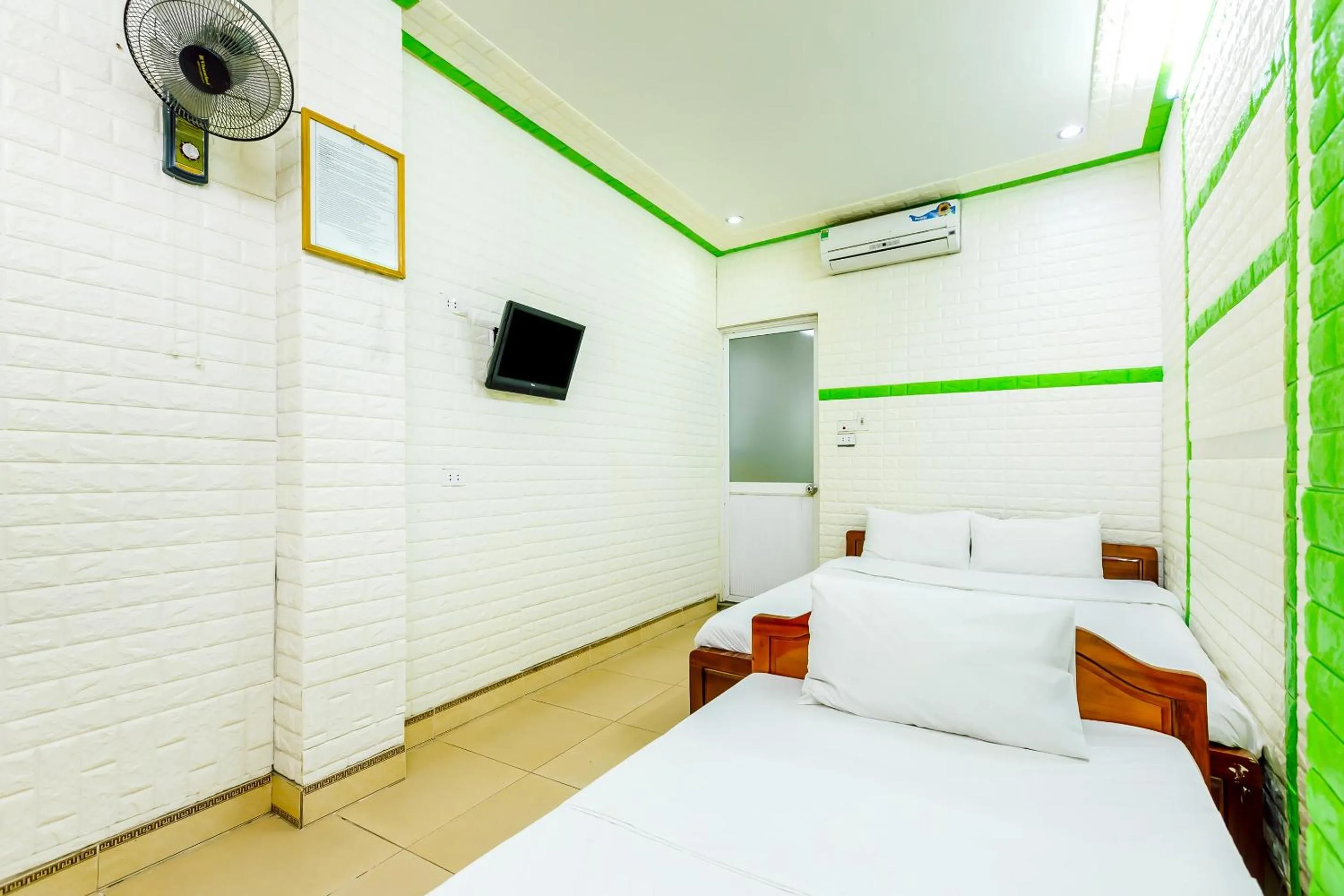 Bedroom, Bed in OYO 604 Queen Hotel spot-on