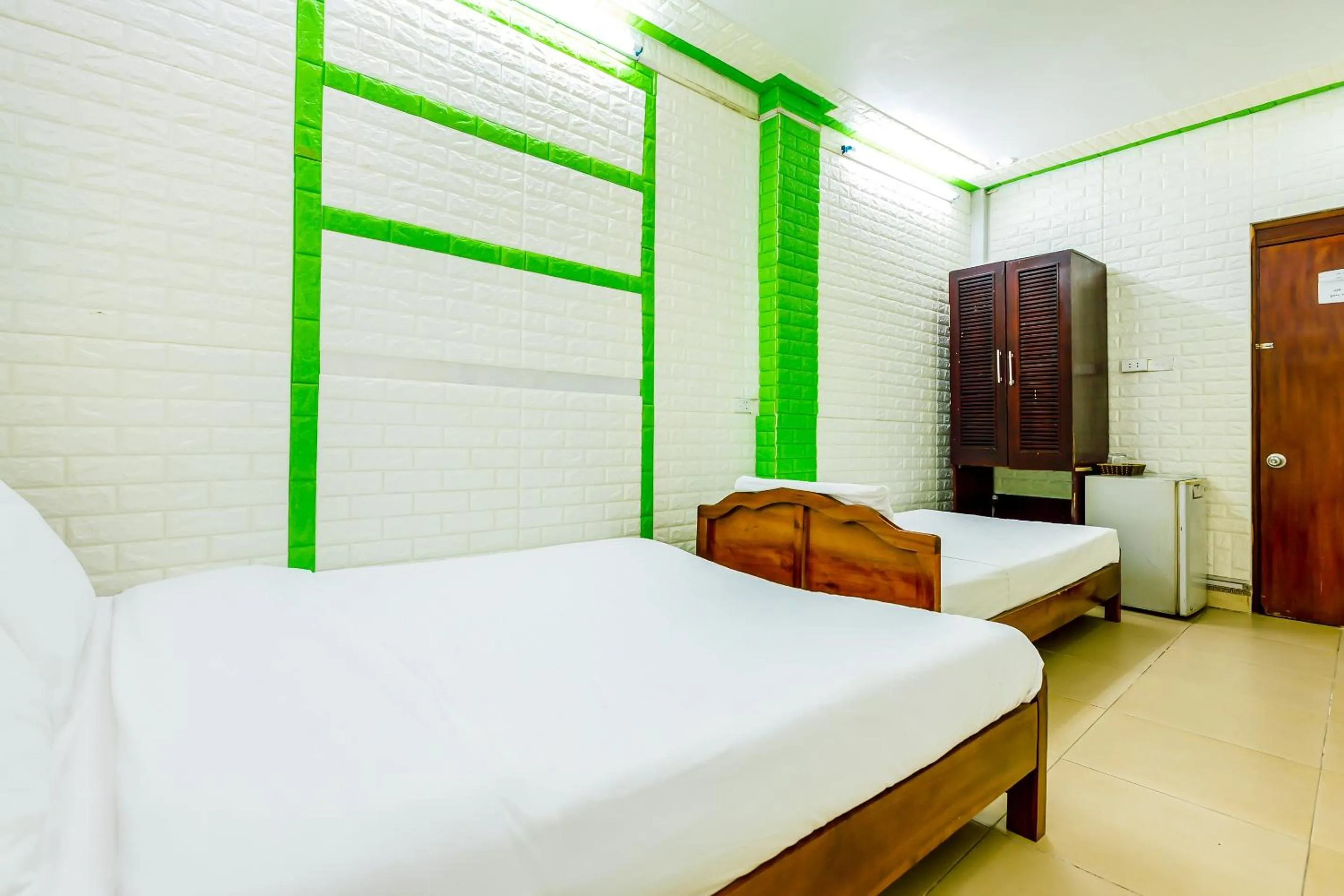 Bedroom, Bed in OYO 604 Queen Hotel spot-on