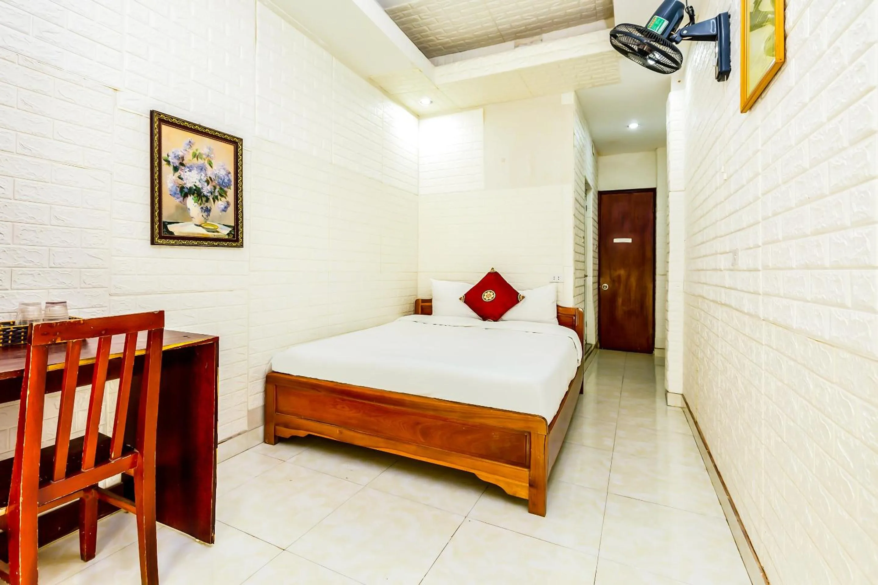 Bedroom, Bed in OYO 604 Queen Hotel spot-on