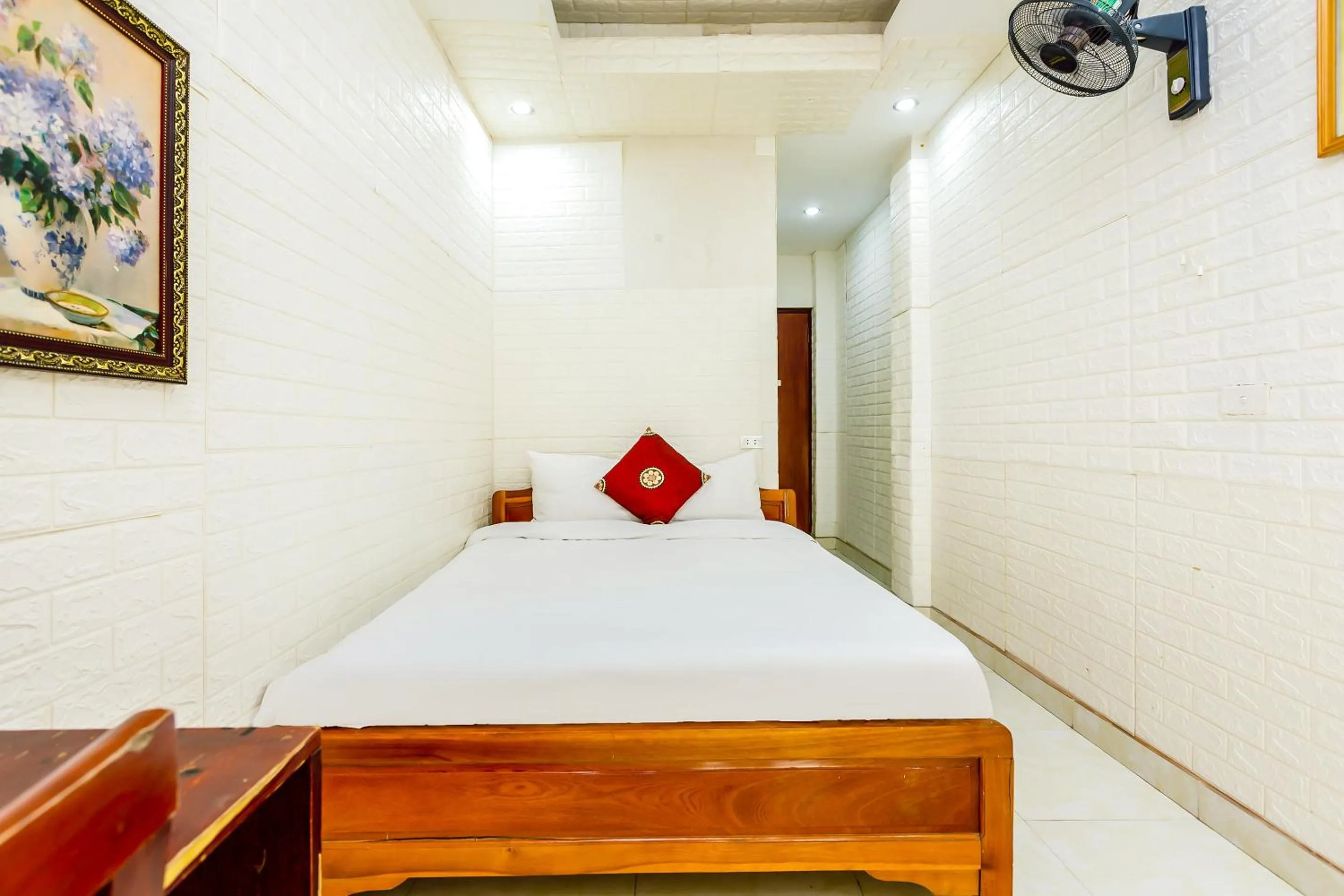 Bedroom, Bed in OYO 604 Queen Hotel spot-on