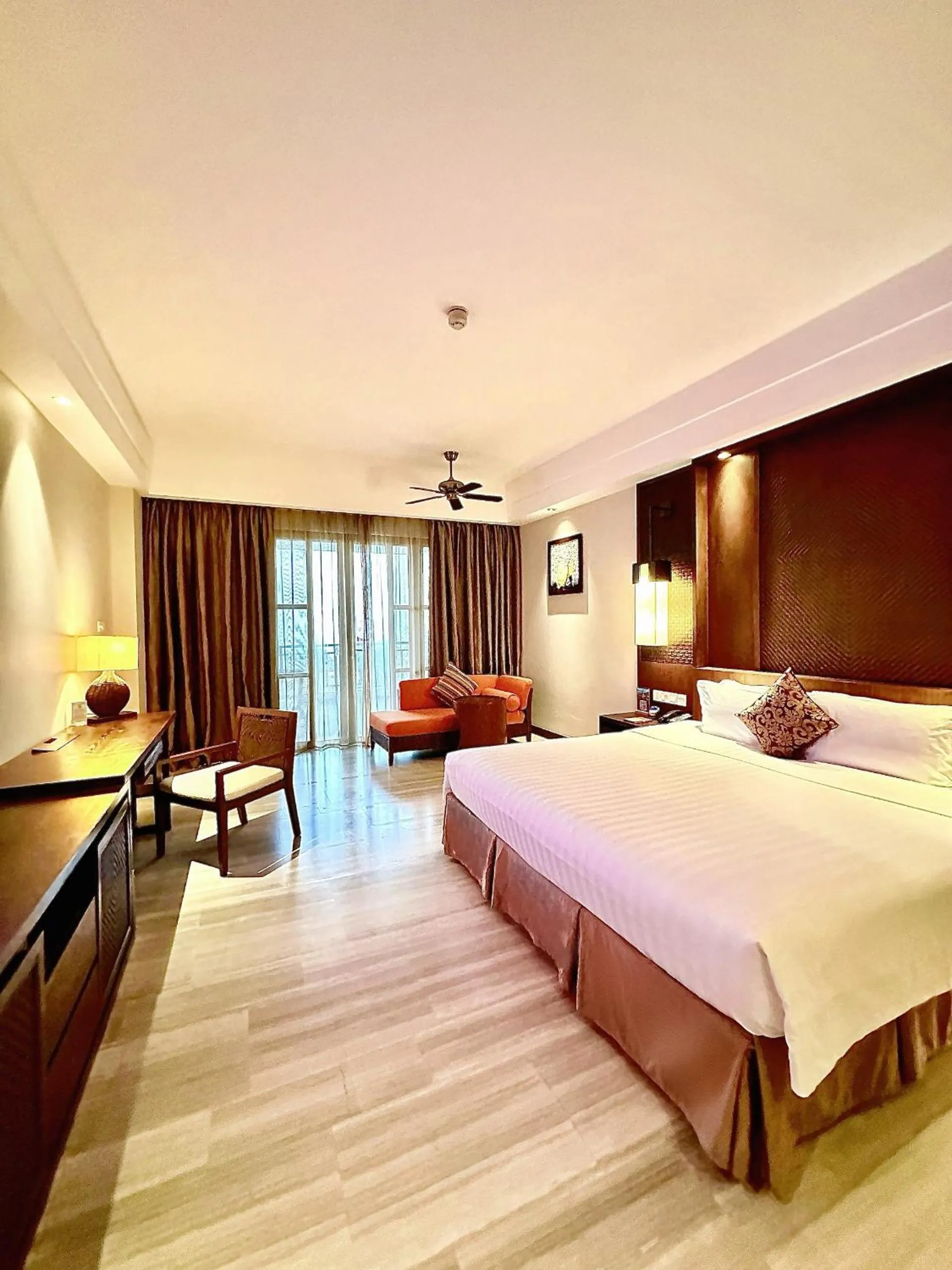 Photo of the whole room, Bed in Crowne Plaza Danang Hotel & Resort