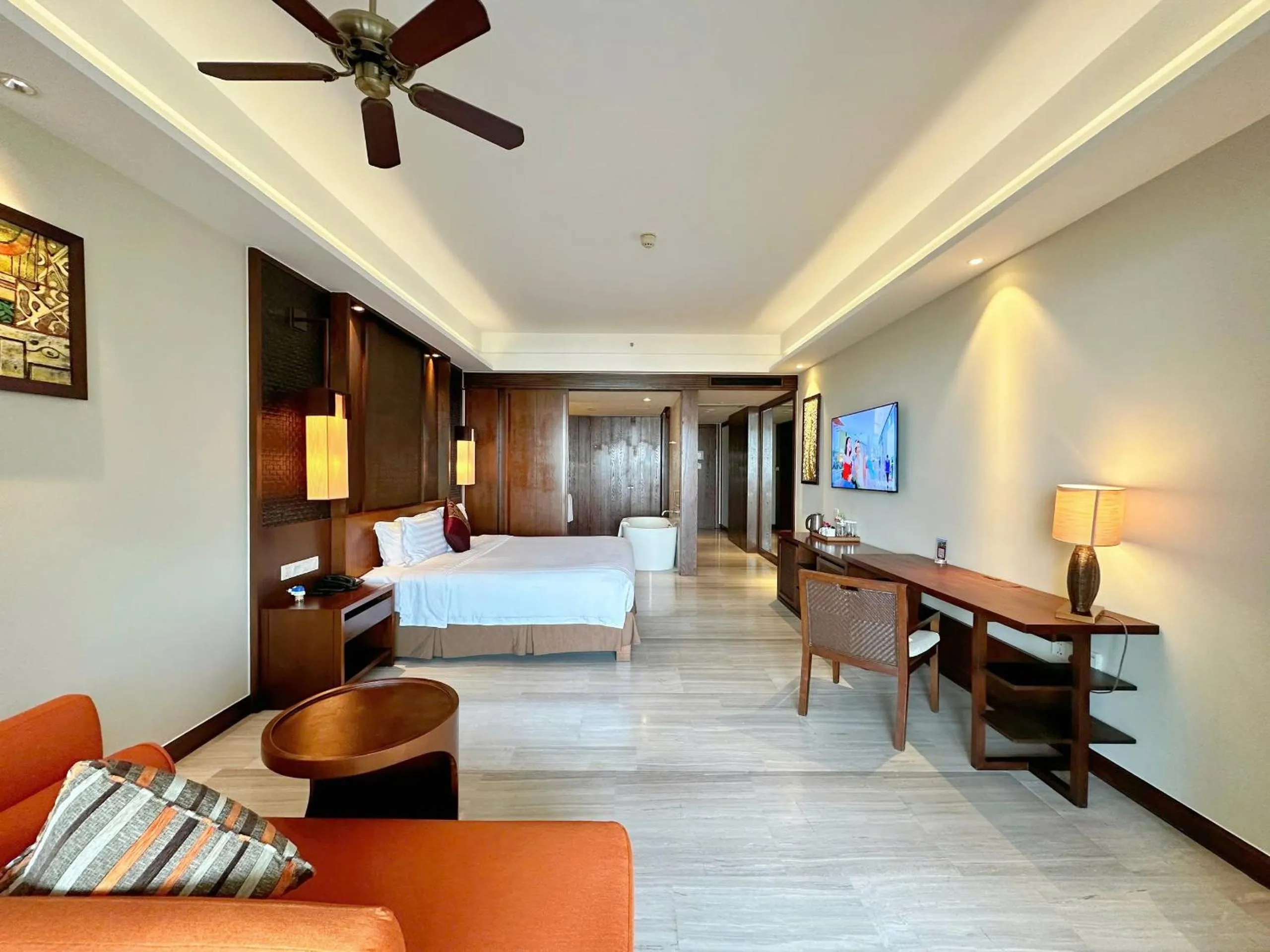 Living room, Bed in Crowne Plaza Danang Hotel & Resort